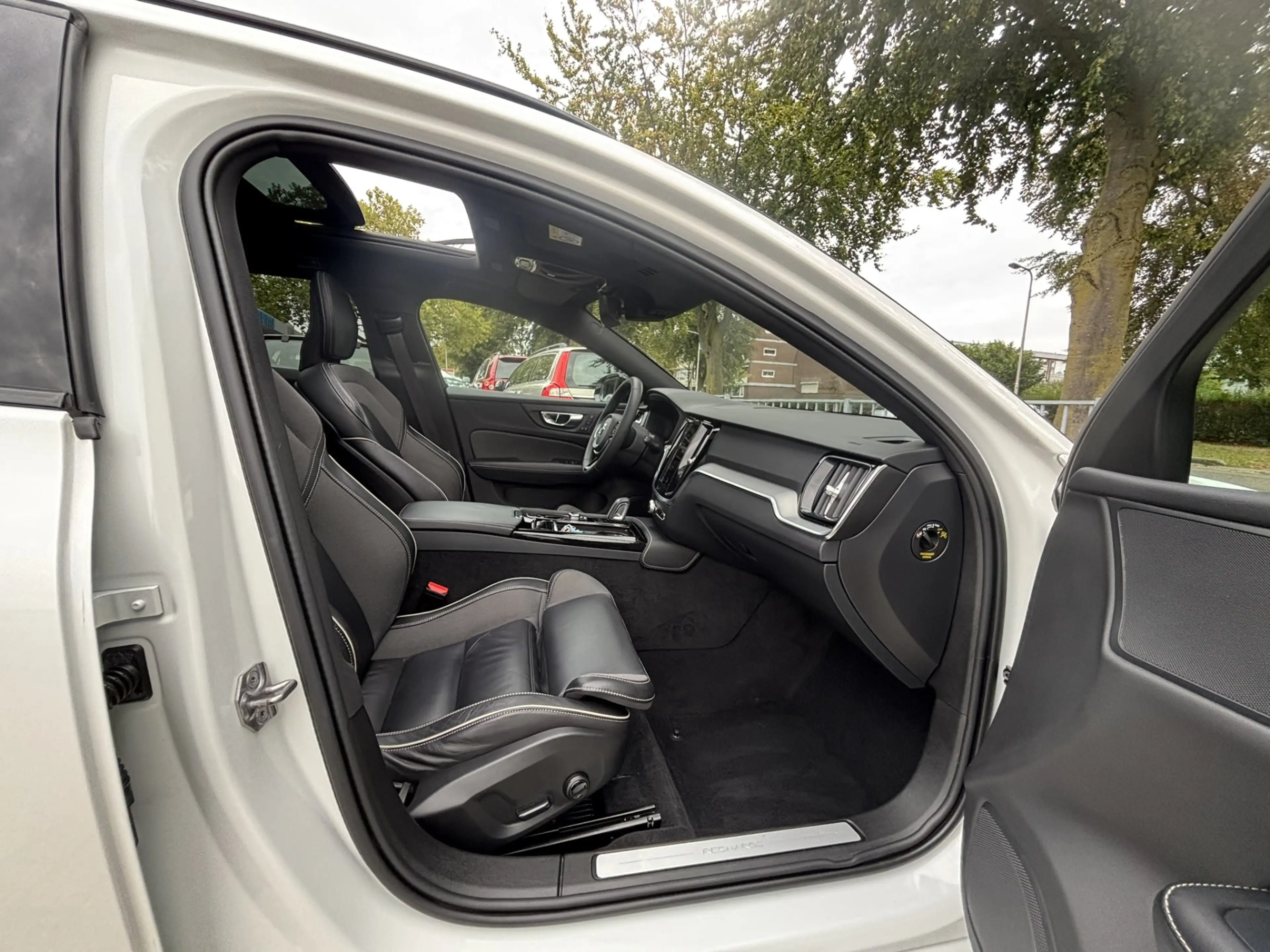 Volvo V60 T6 Recharge AWD R-Design Pano Keyless Pilot Assist — photo 16