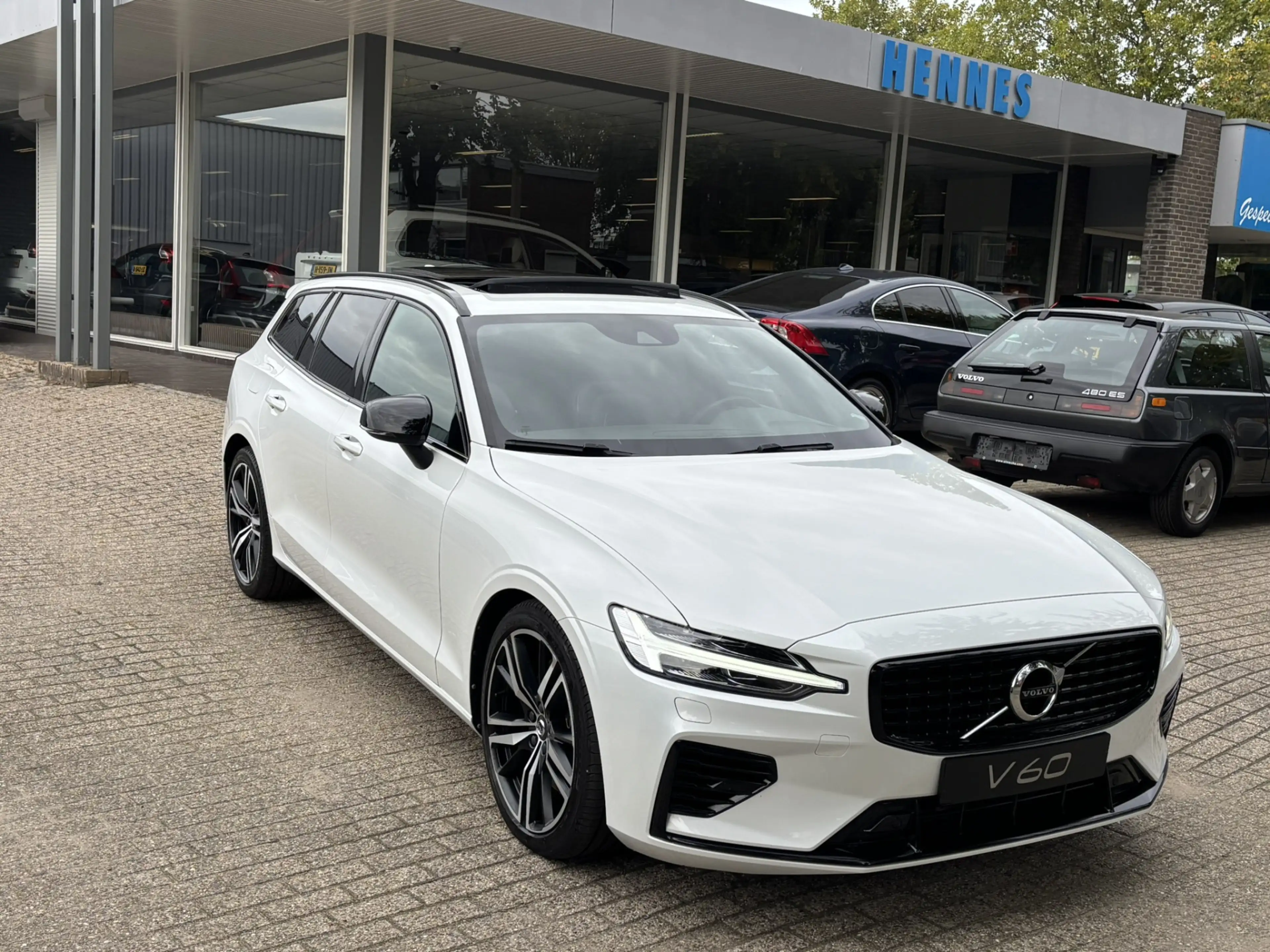 Volvo V60 T6 Recharge AWD R-Design Pano Keyless Pilot Assist — photo 24