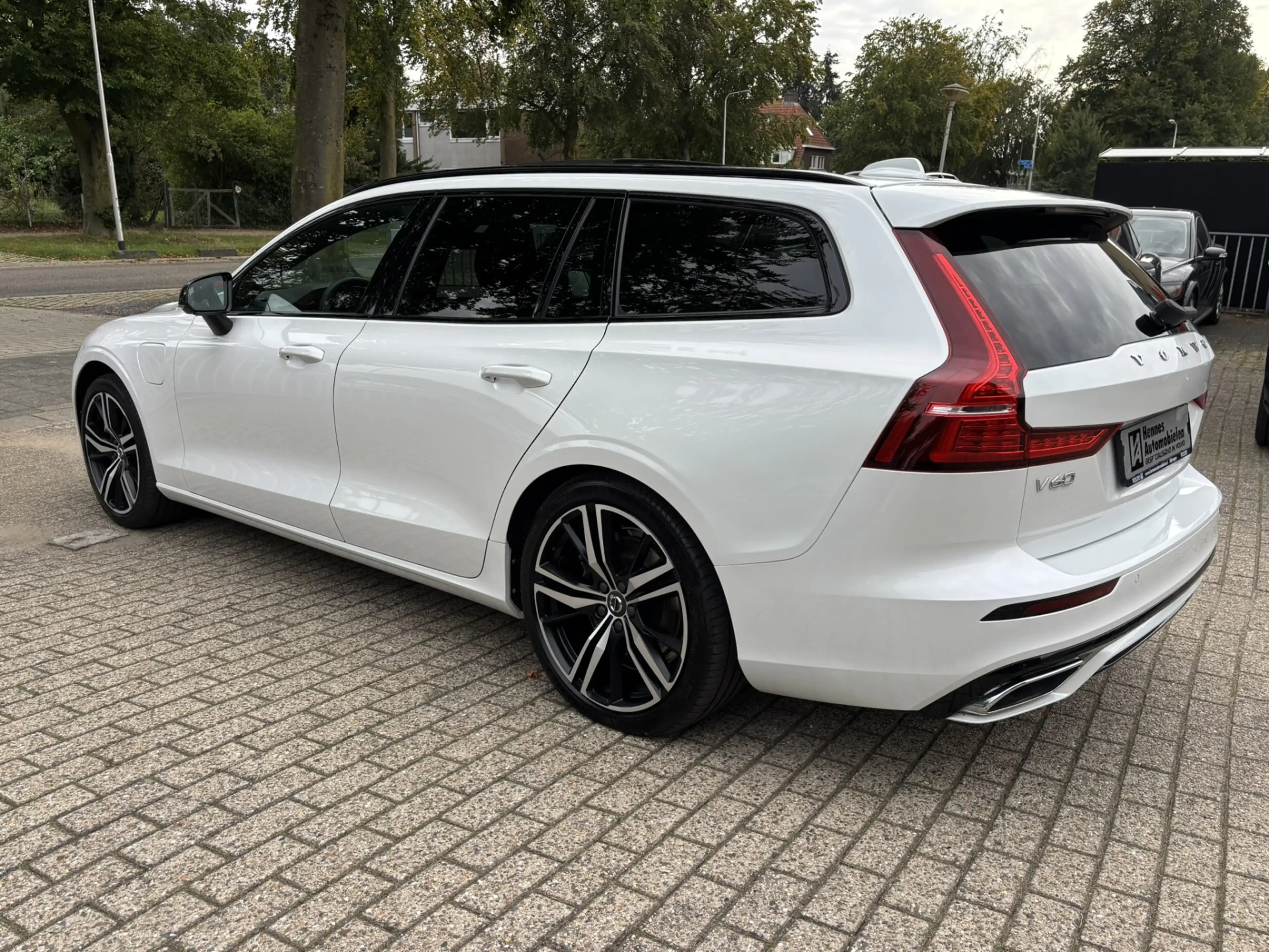 Volvo V60 T6 Recharge AWD R-Design Pano Keyless Pilot Assist — photo 11