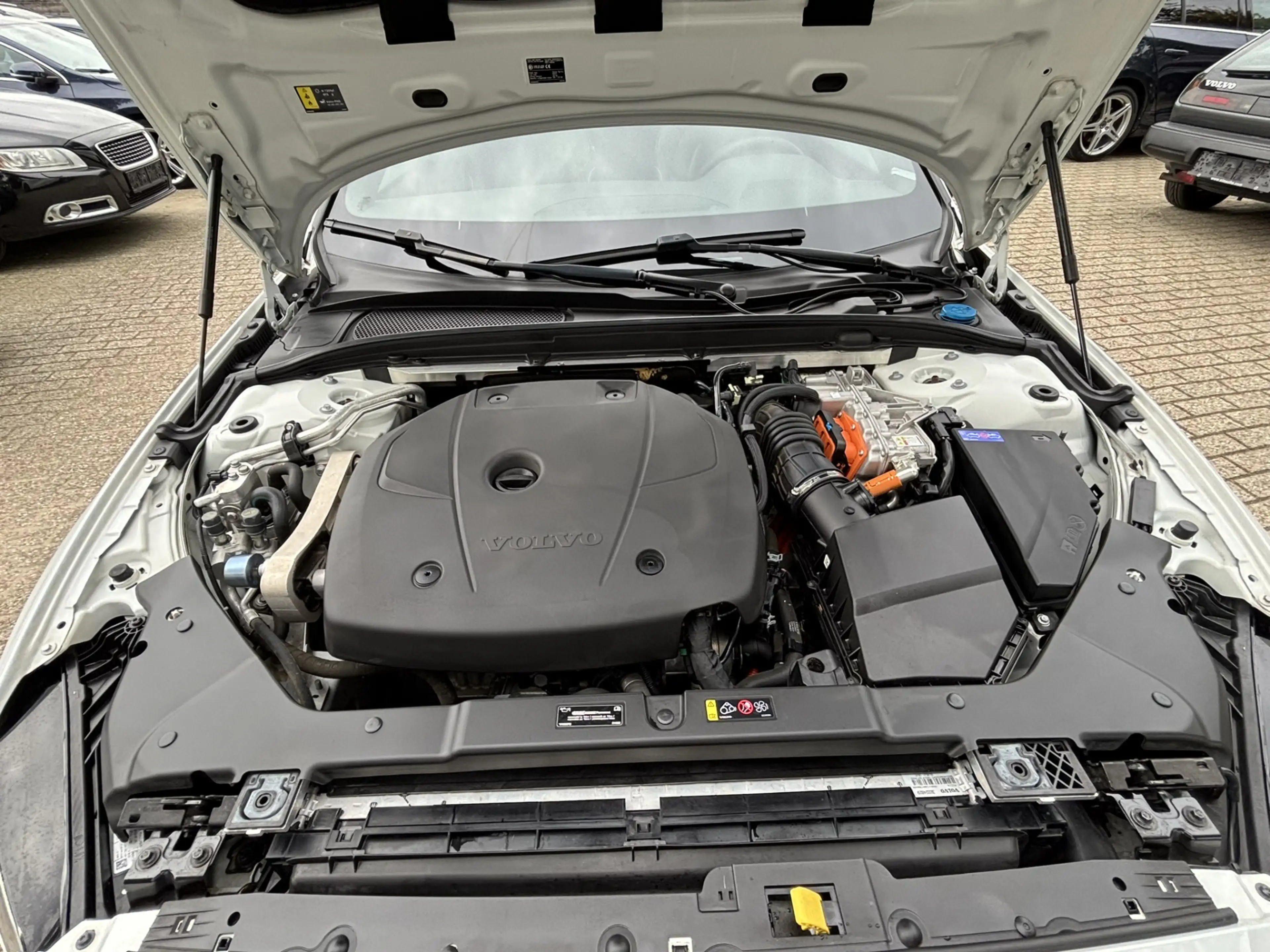 Volvo V60 T6 Recharge AWD R-Design Pano Keyless Pilot Assist — photo 22