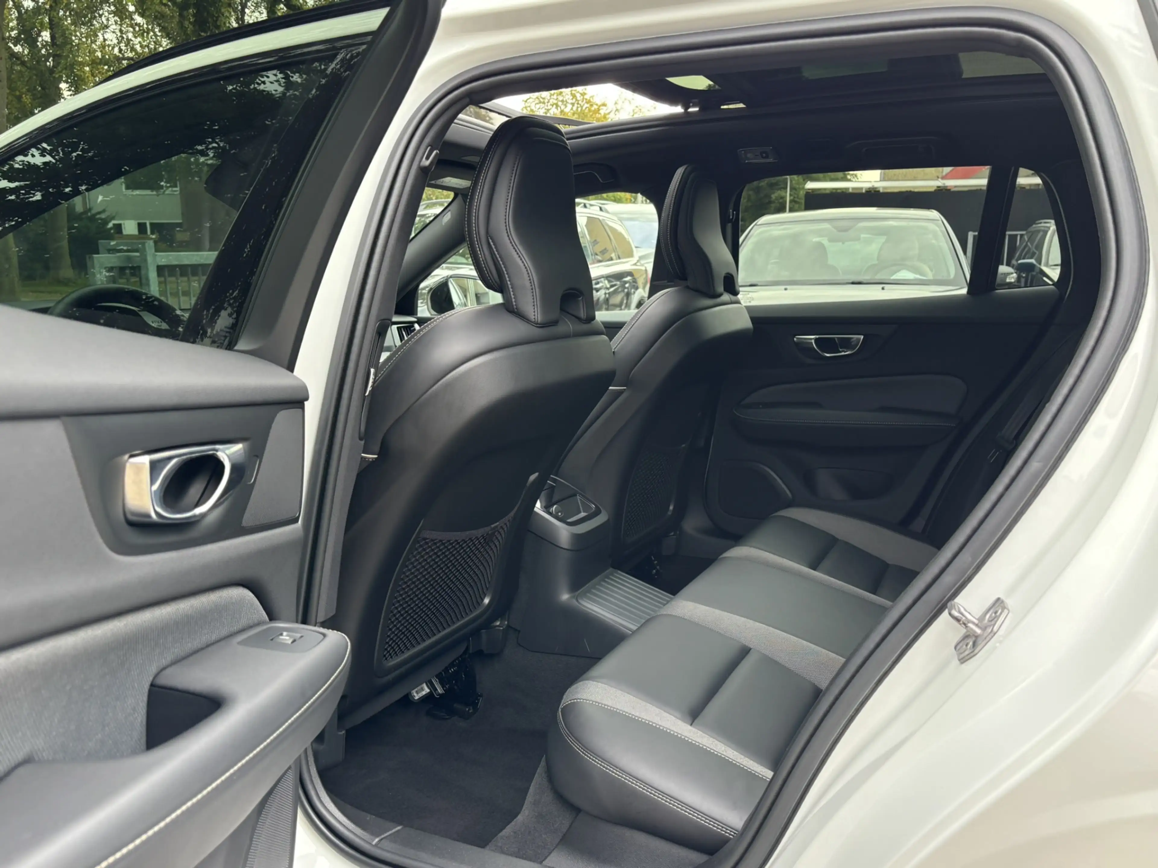 Volvo V60 T6 Recharge AWD R-Design Pano Keyless Pilot Assist — photo 10