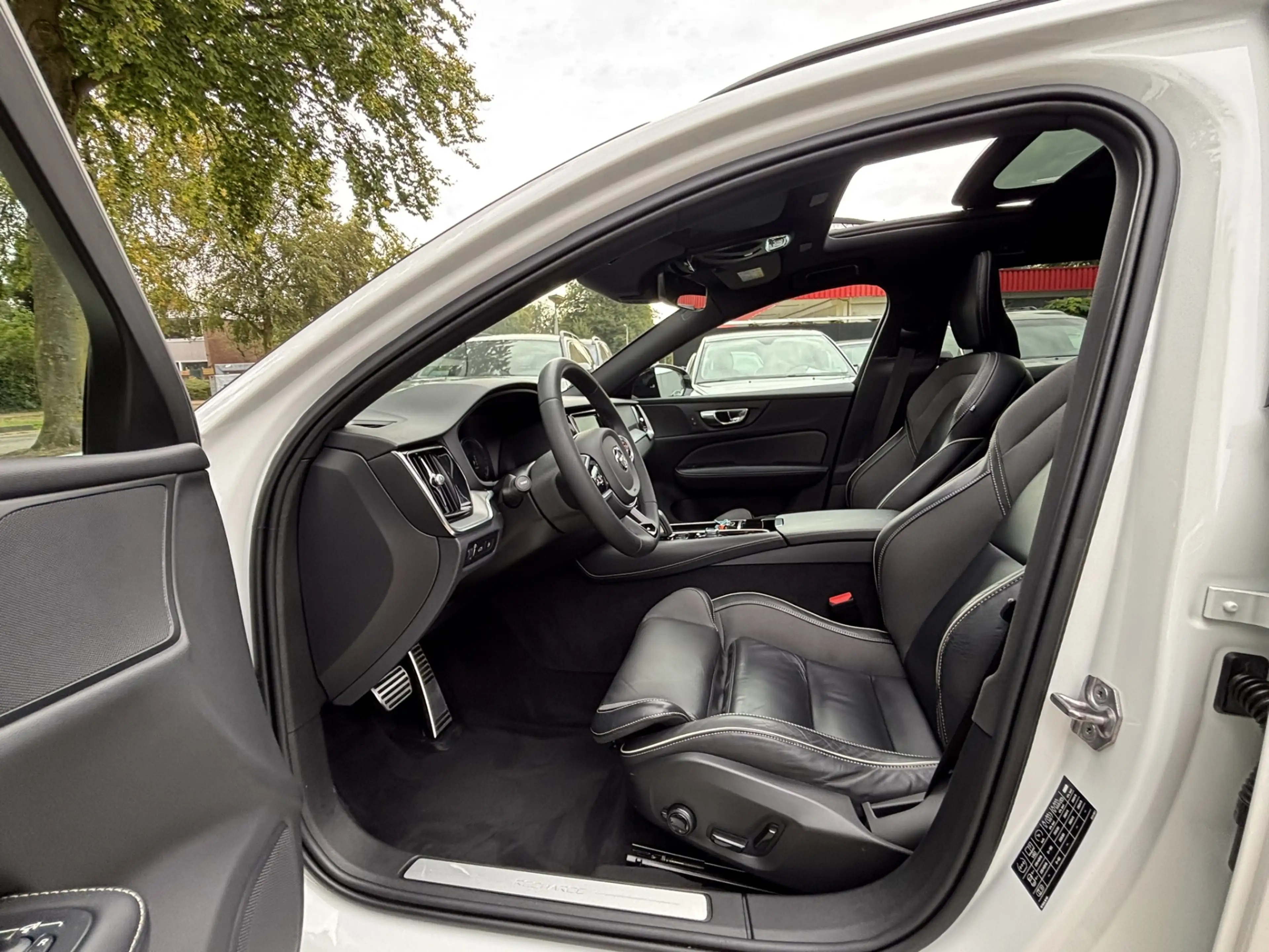Volvo V60 T6 Recharge AWD R-Design Pano Keyless Pilot Assist — photo 4