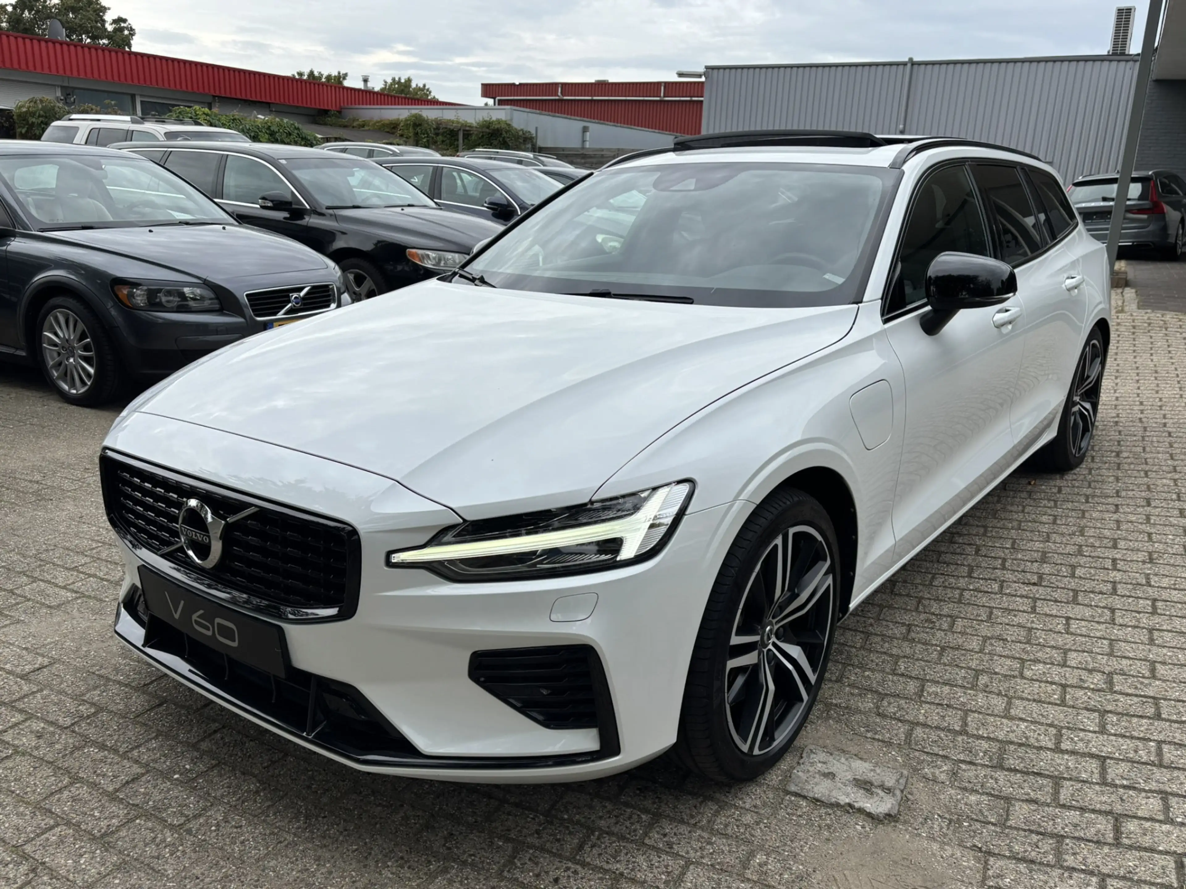 Volvo V60 T6 Recharge AWD R-Design Pano Keyless Pilot Assist — photo 12