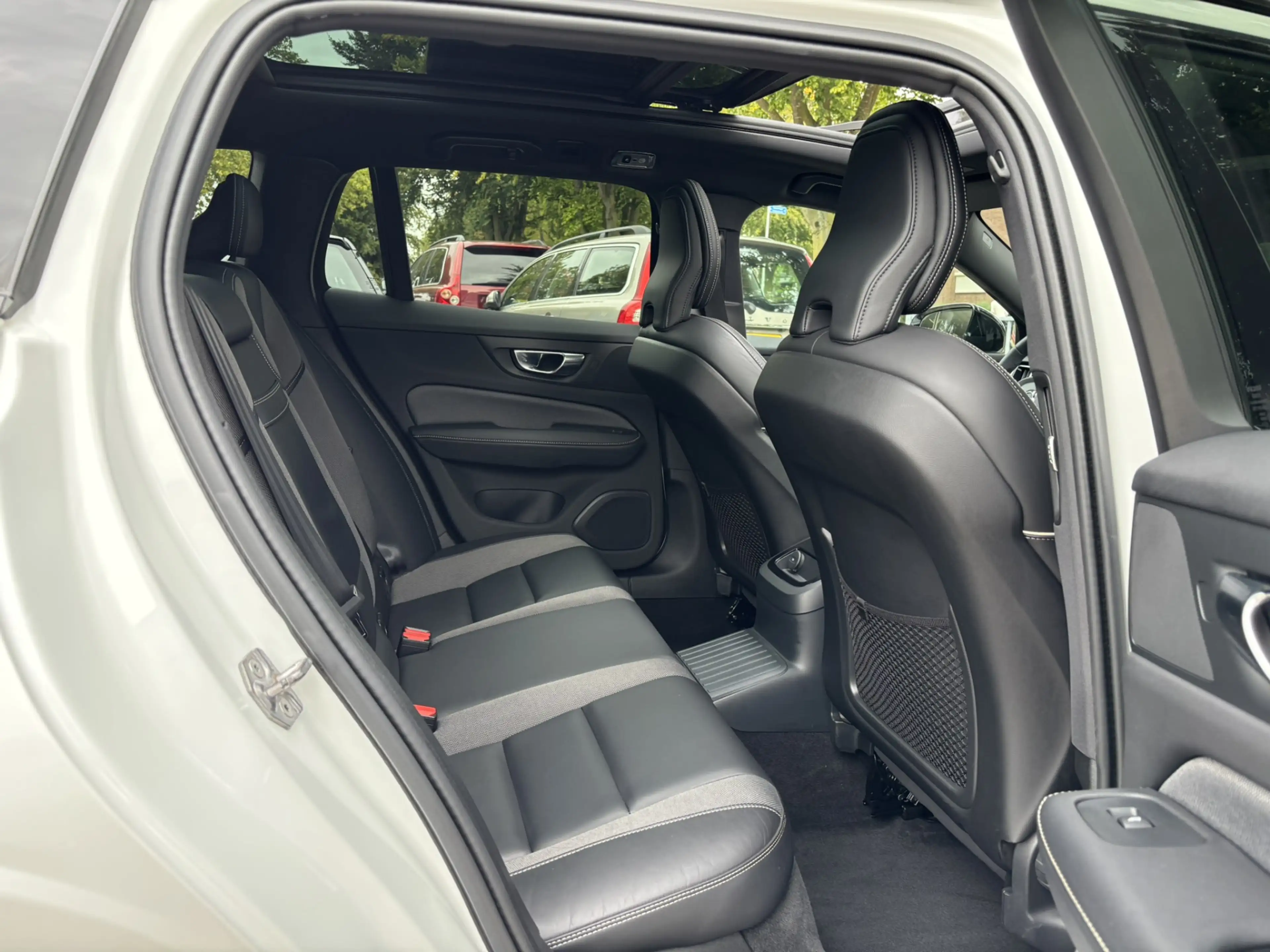 Volvo V60 T6 Recharge AWD R-Design Pano Keyless Pilot Assist — photo 5