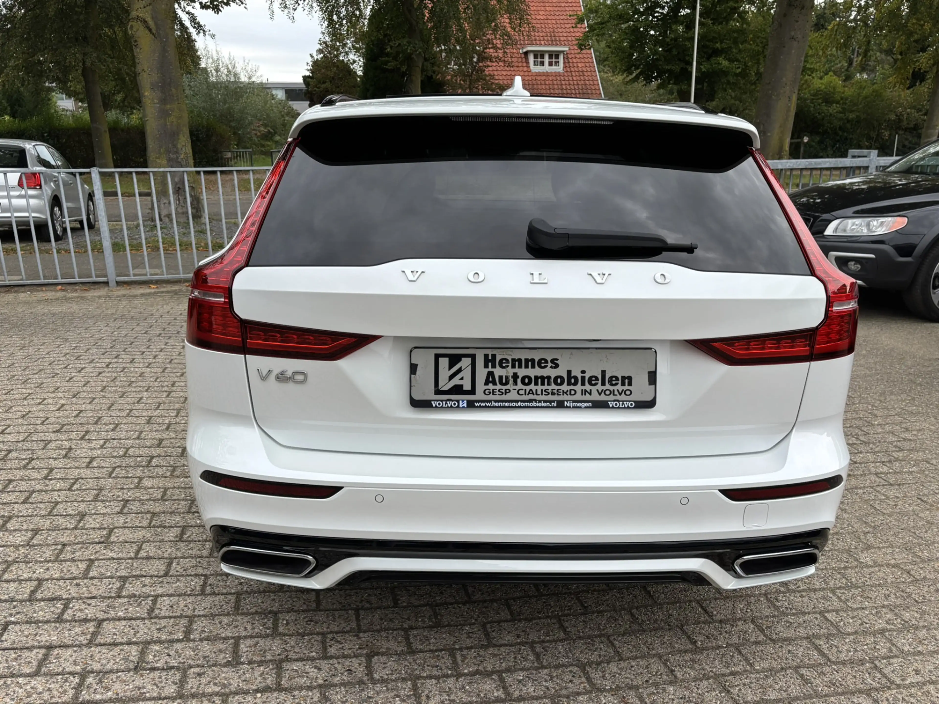 Volvo V60 T6 Recharge AWD R-Design Pano Keyless Pilot Assist — photo 18