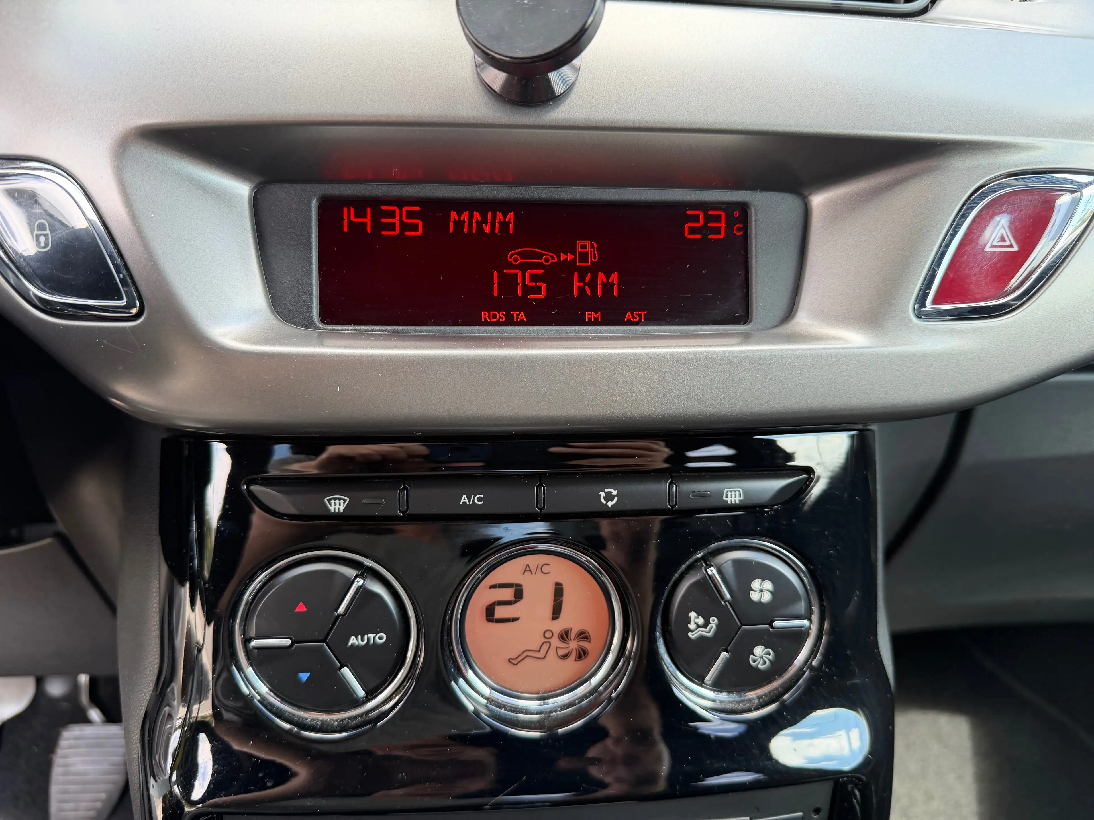 DS Automobiles DS 3 DS 3 1.2i PureTech Be Chic Airco, Cruise, PDC A — photo 15