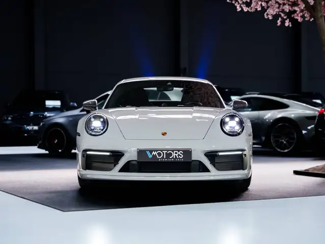 Porsche 911 view 4
