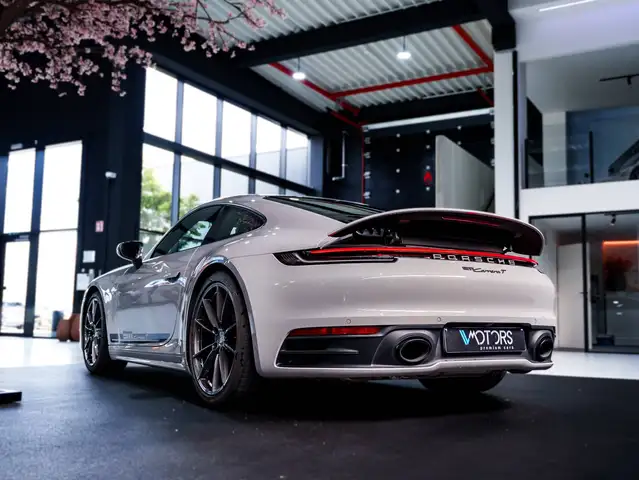 Porsche 911 view 6
