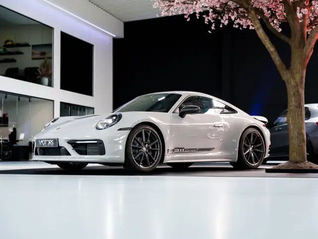 Porsche 911 view 5