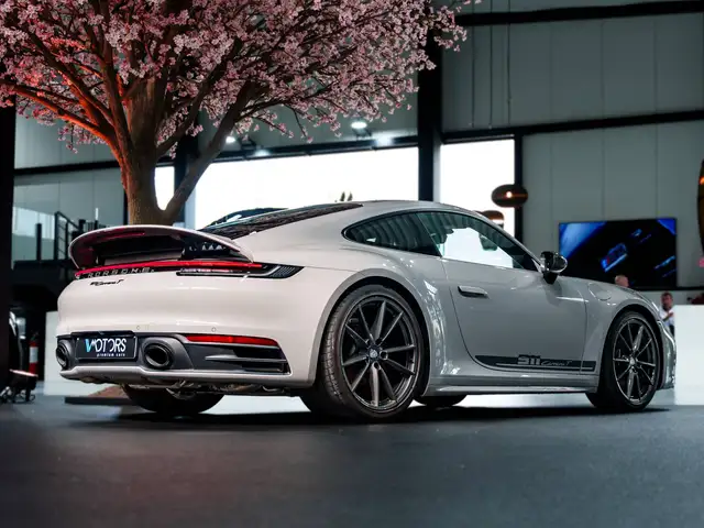 Porsche 911 view 7