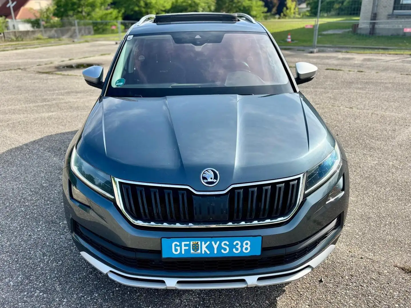 Skoda Kodiaq 2,0 TDI SCR 4x4 Scout DSG Grau - 2