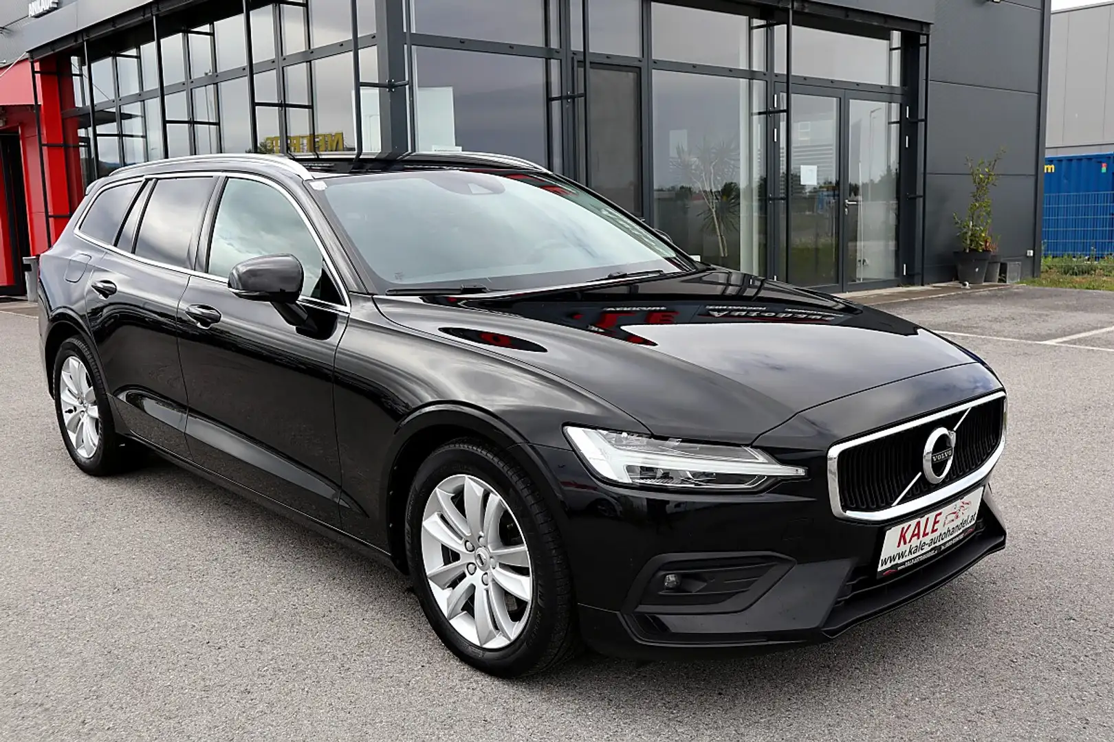 Volvo V60 B4 Momentum Pro Aut. *1.Besitz*Navigation*R-Kam... Schwarz - 2