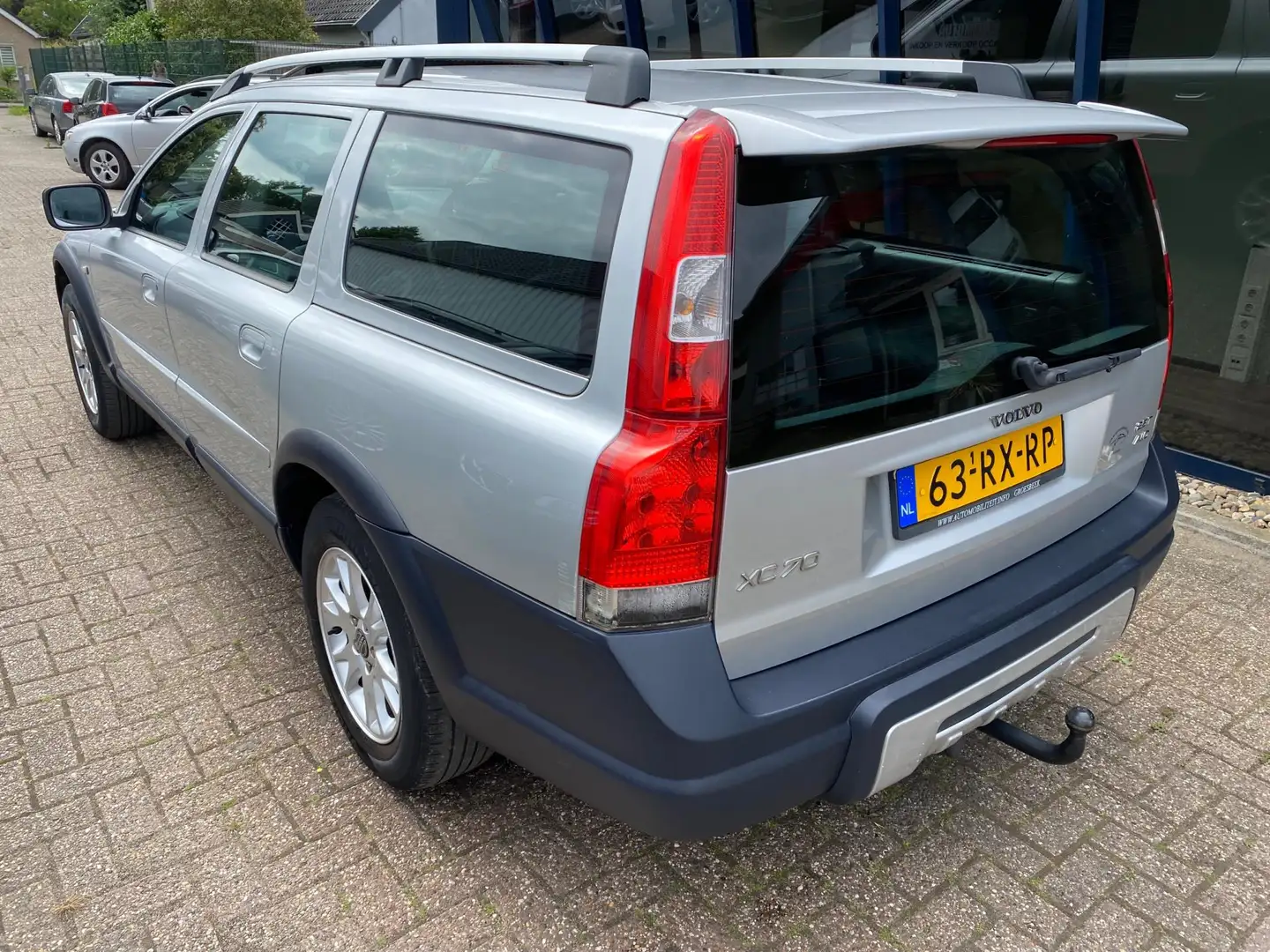 Volvo XC70 2.5 T Summum Automaat AWD 210PK LEER / SUNROOF / Y Gris - 2