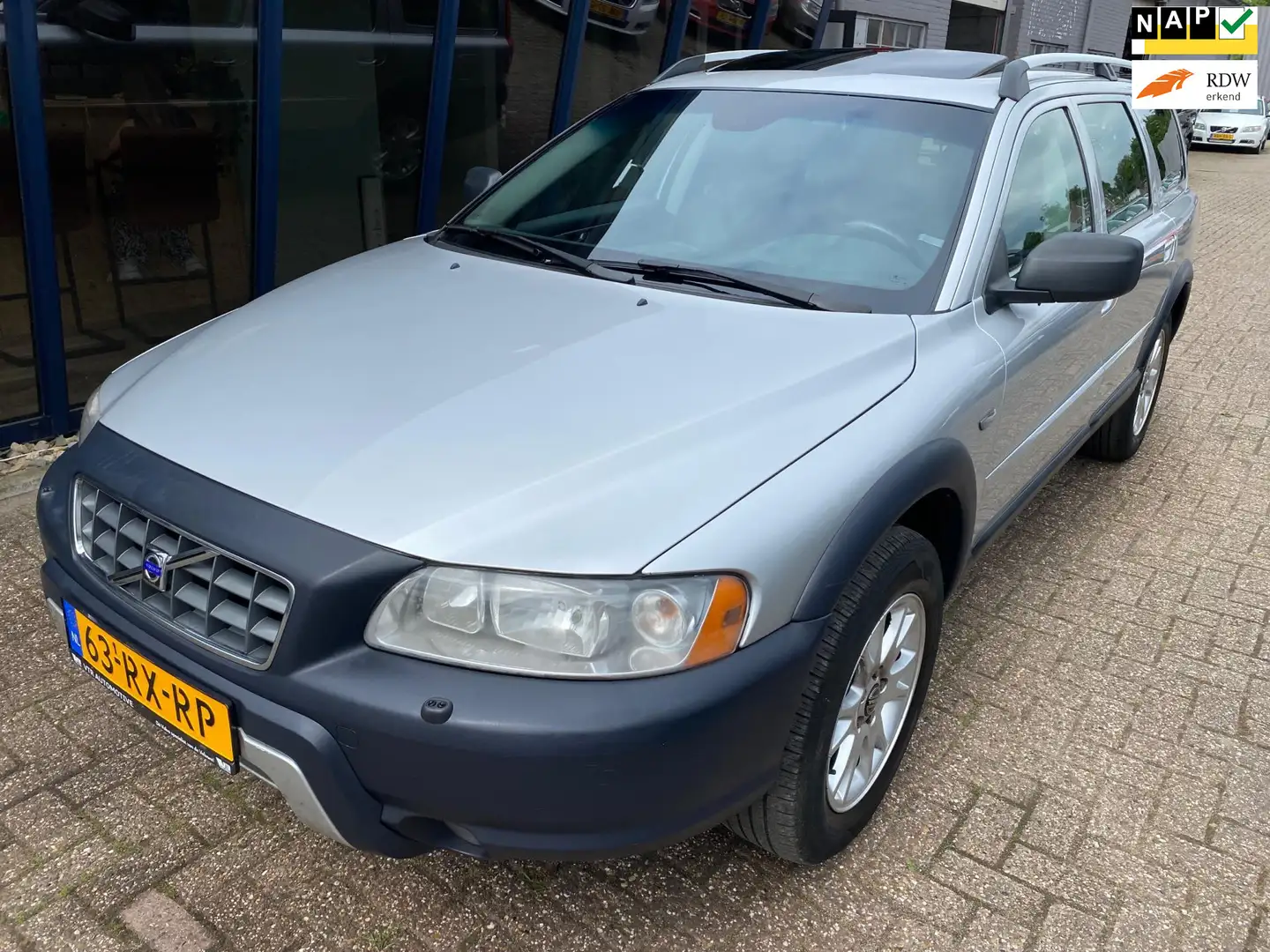 Volvo XC70 2.5 T Summum Automaat AWD 210PK LEER / SUNROOF / Y Gris - 1