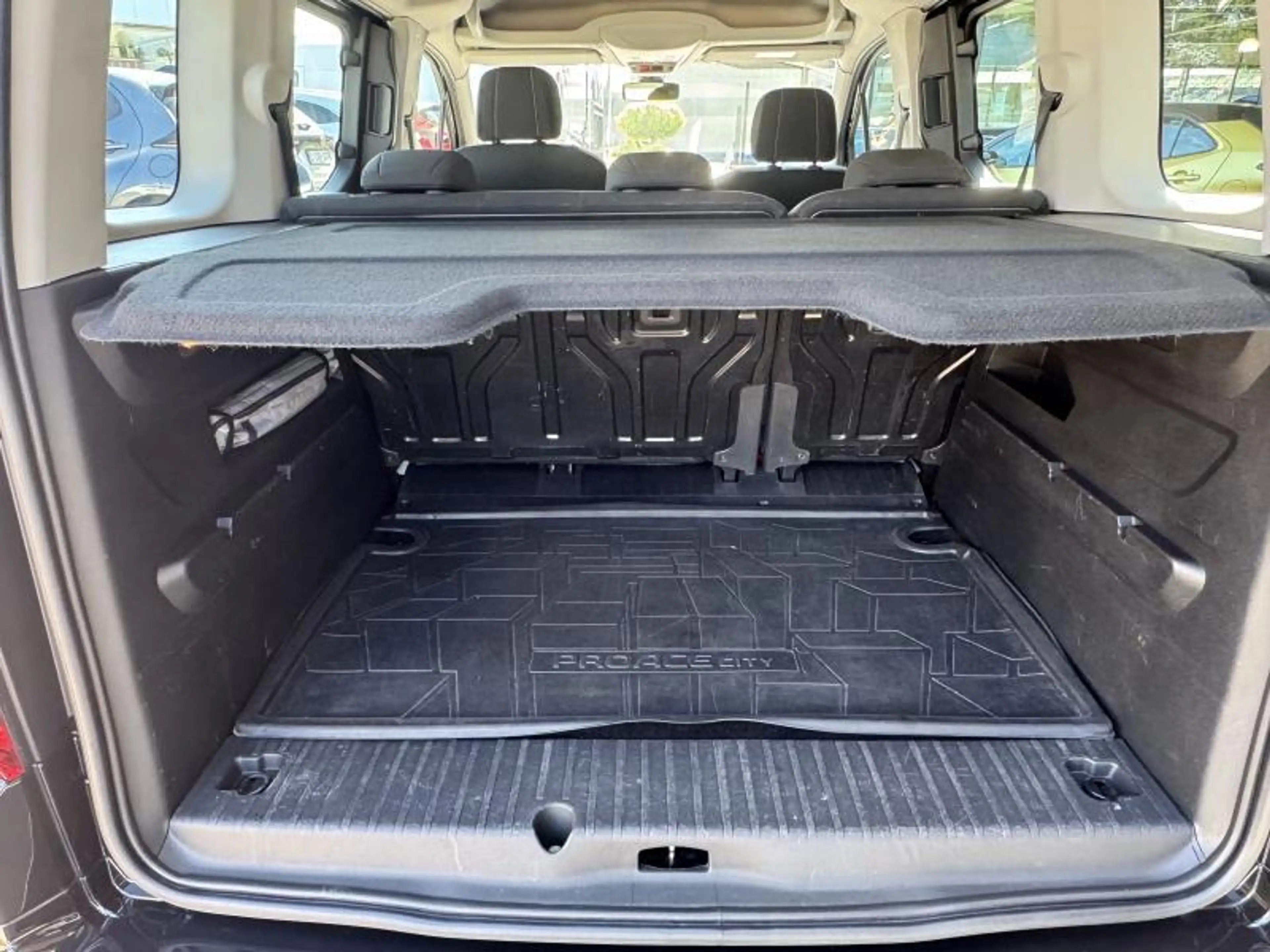 Toyota Verso Shuttle — photo 12