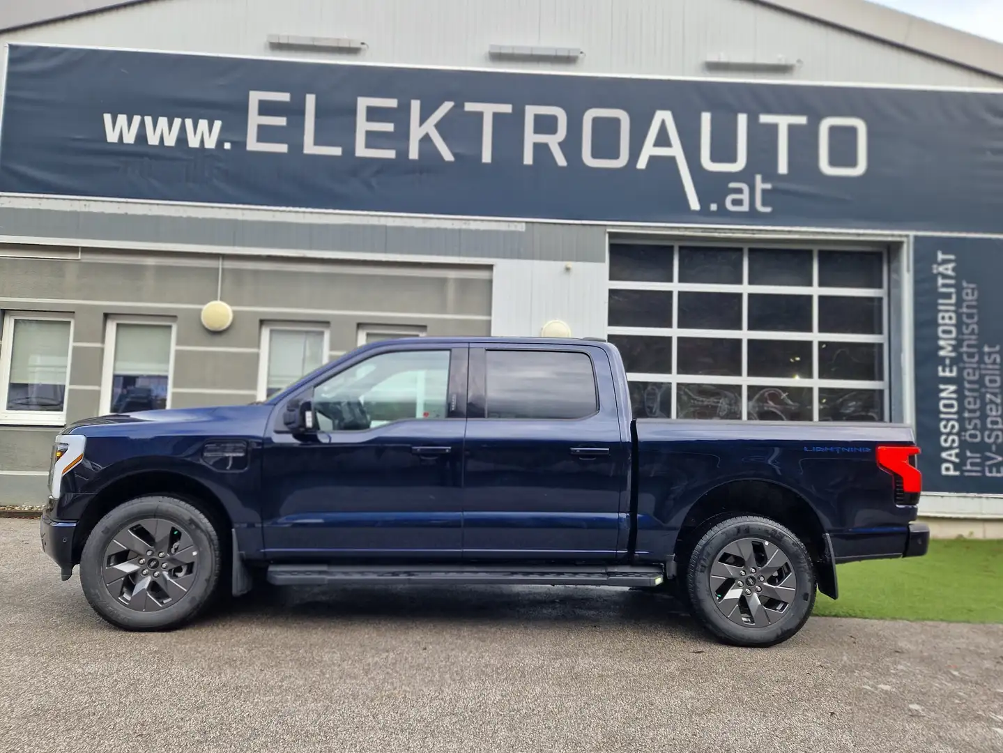 Ford F 150 Lightning 133kWh LARIAT AT-Zulassung, CCS, EU-Navi Blau - 1