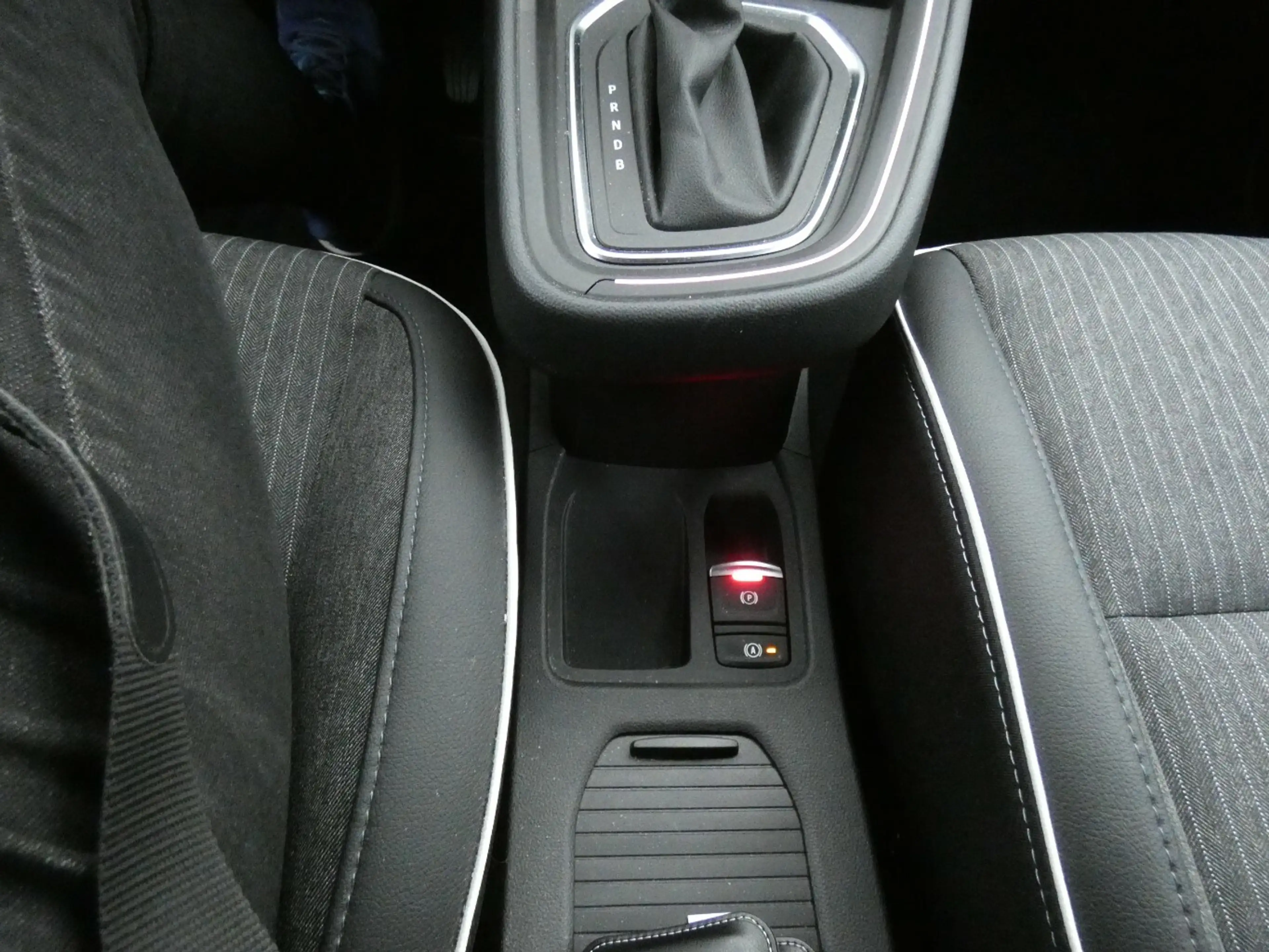 Mitsubishi Colt Top Hybrid / 94PS / Automatik — photo 13