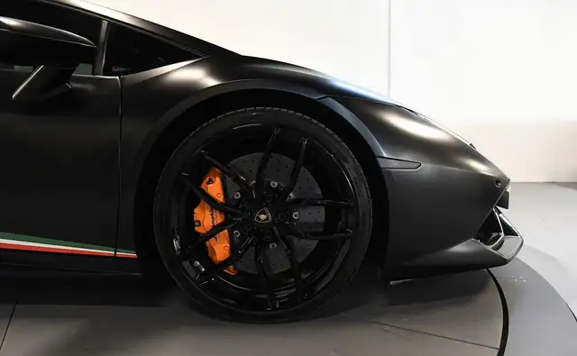 Lamborghini LP610-4 view 7