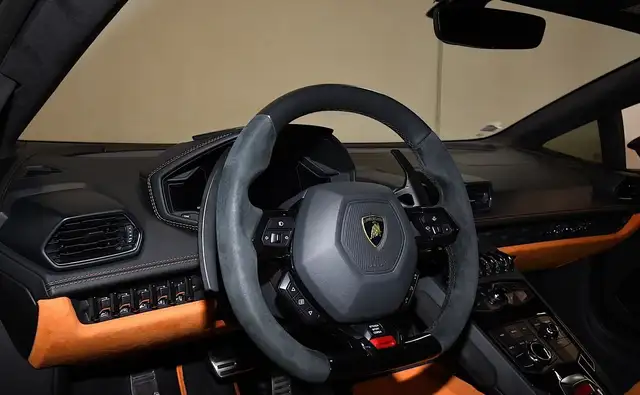 Lamborghini LP610-4 view 14