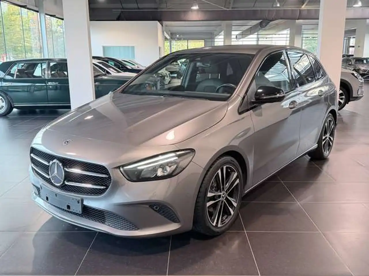 Mercedes-Benz B 180
