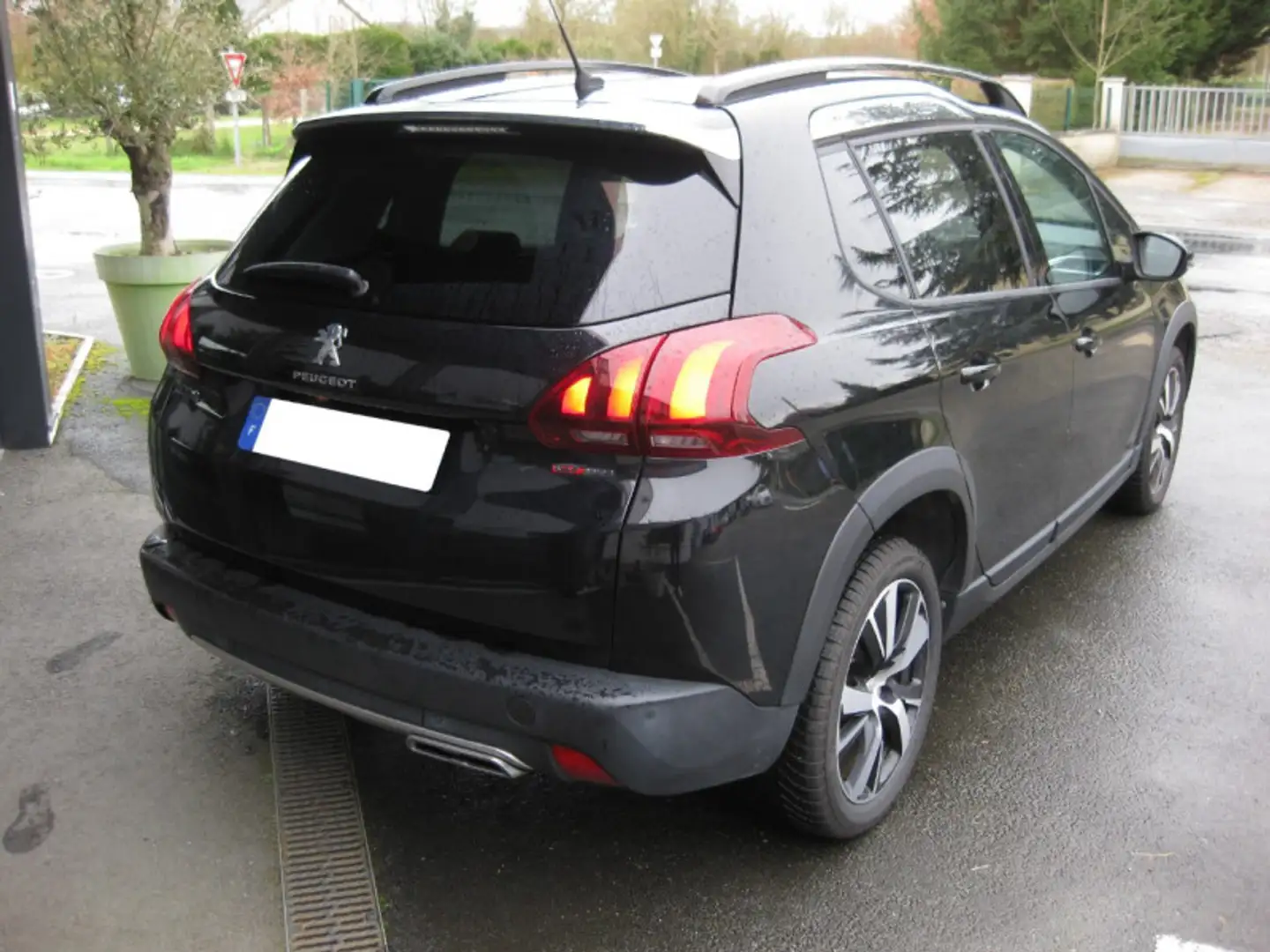 Peugeot 2008 1.2 PURETECH 110CH E6.C GT LINE S\u0026S EAT6 Schwarz - 2