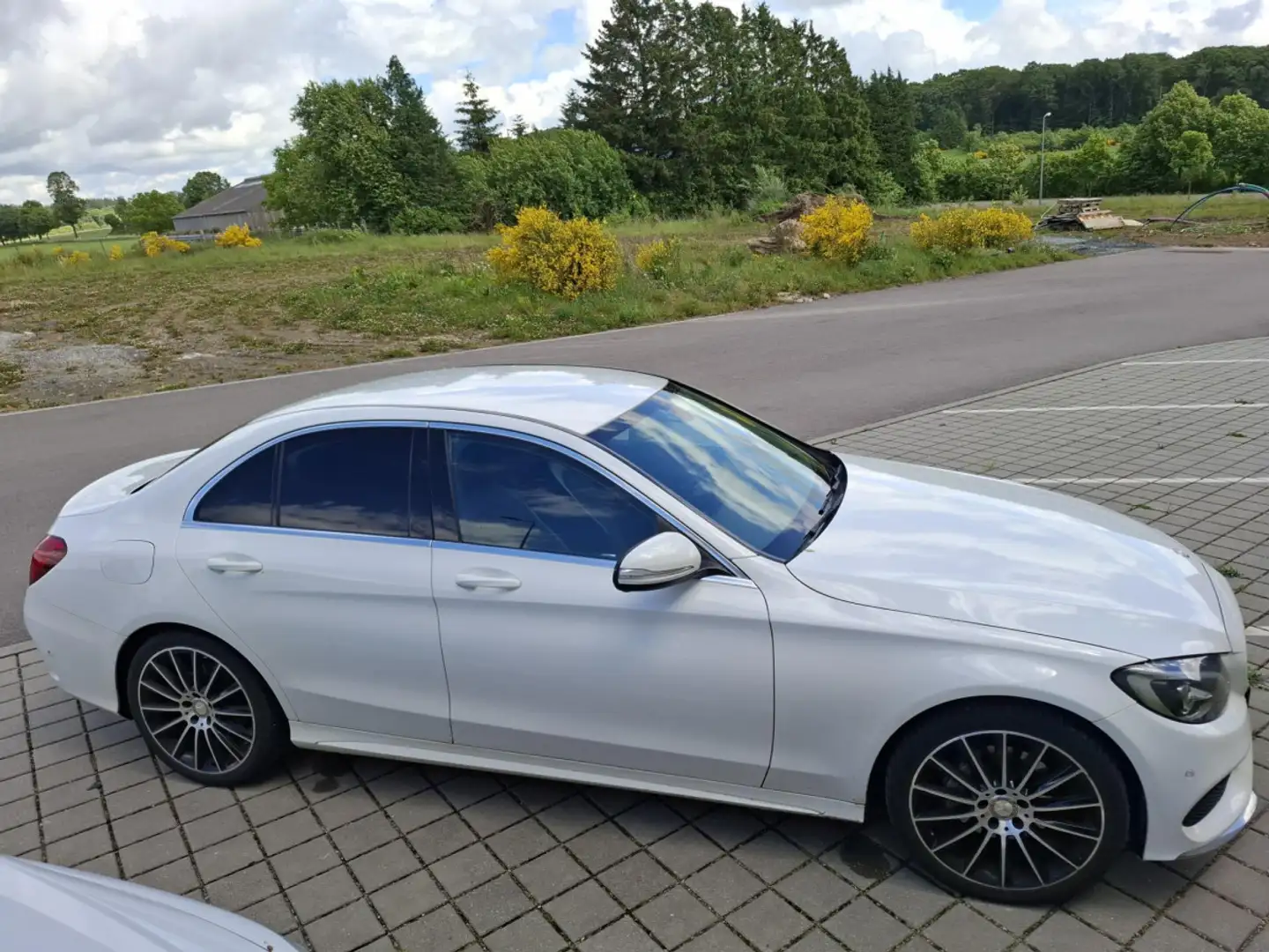 Mercedes-Benz C 200 AMG Line Bílá - 2
