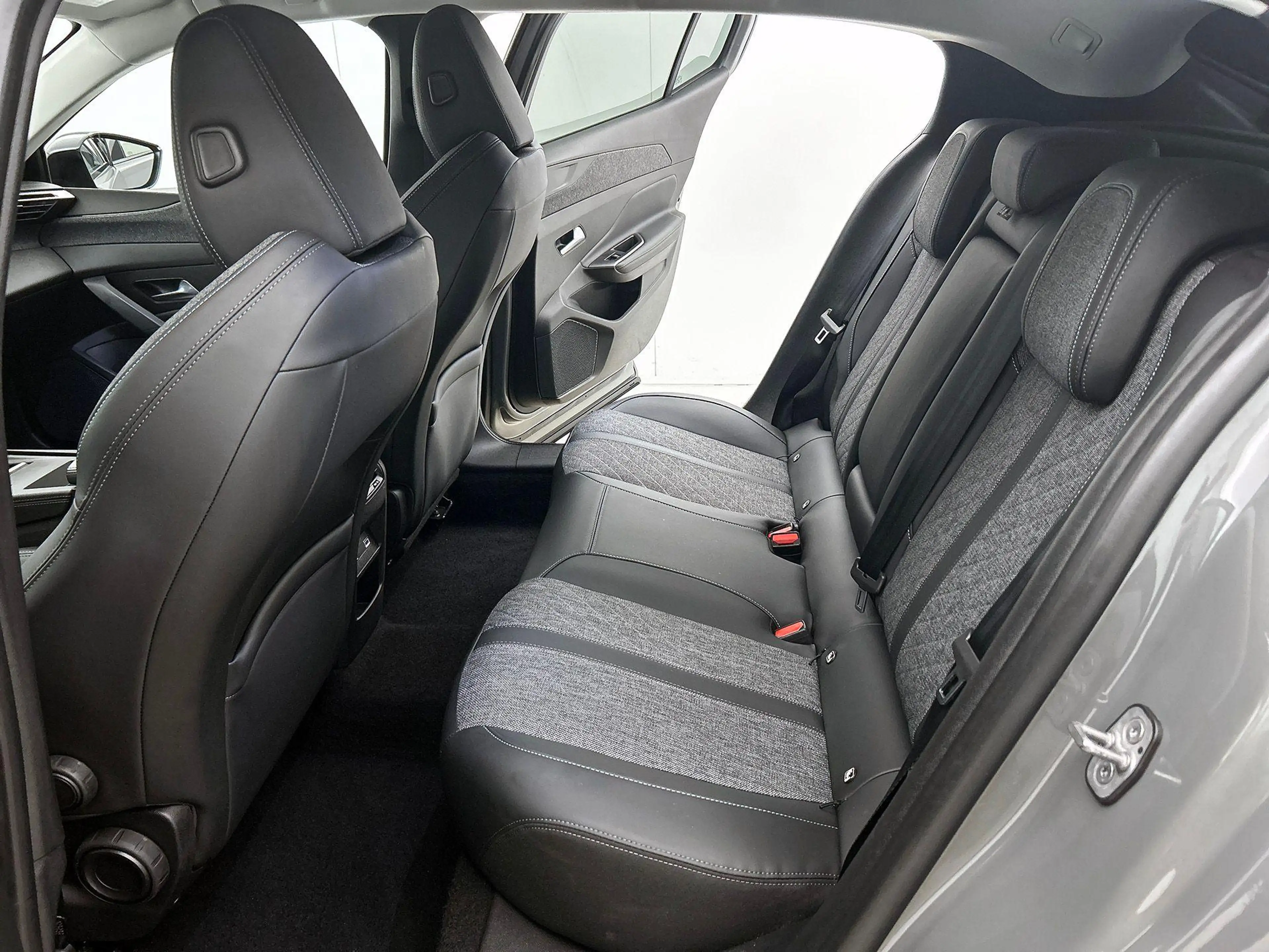 Peugeot 408 1.2 130PK Allure — photo 31