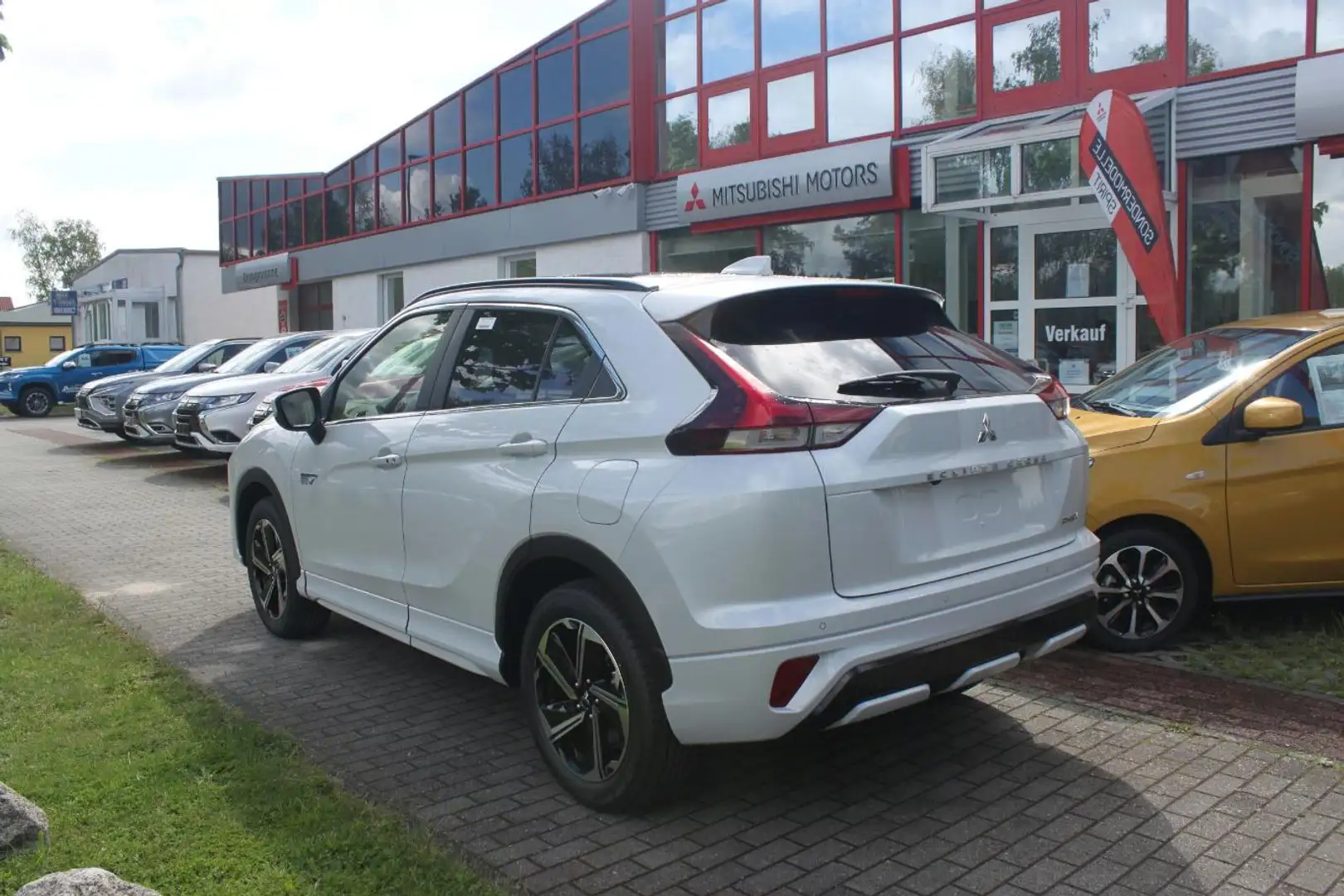 Mitsubishi Eclipse Cross Plug-in Hybrid PLUS Intro Paket Biały - 2