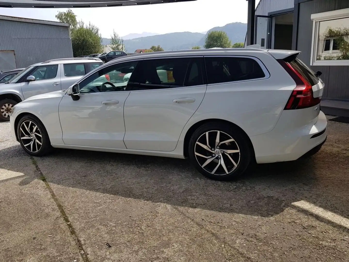 Volvo V60 D3 Momentum 2,0 Diesel // LED / AHV // Weiß - 2
