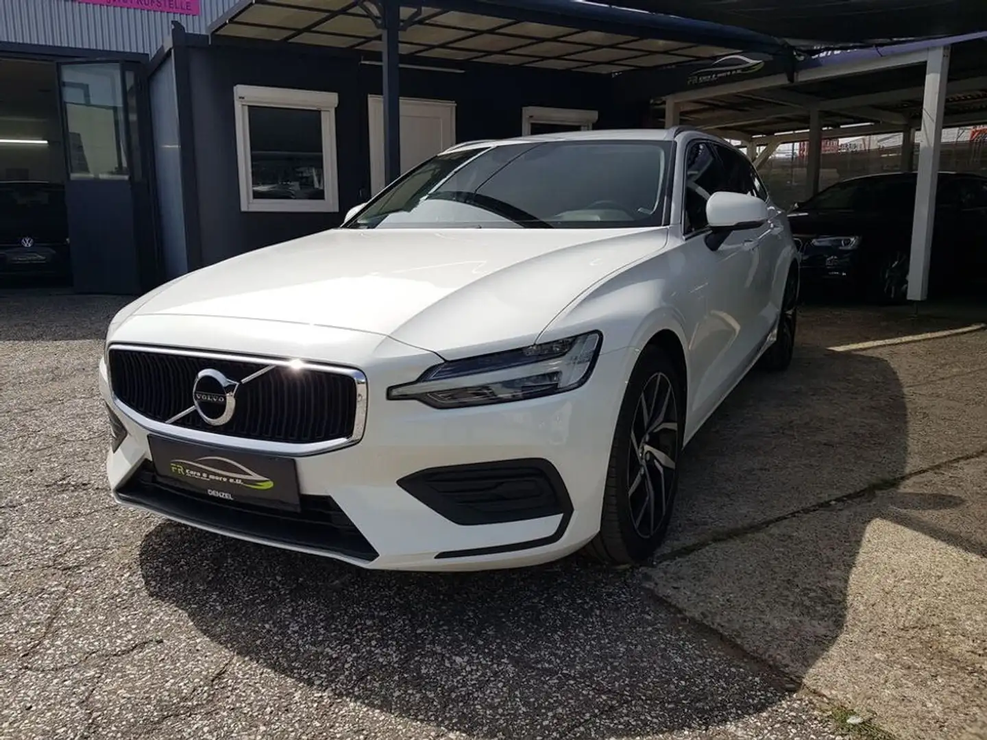 Volvo V60 D3 Momentum 2,0 Diesel // LED / AHV // Weiß - 1