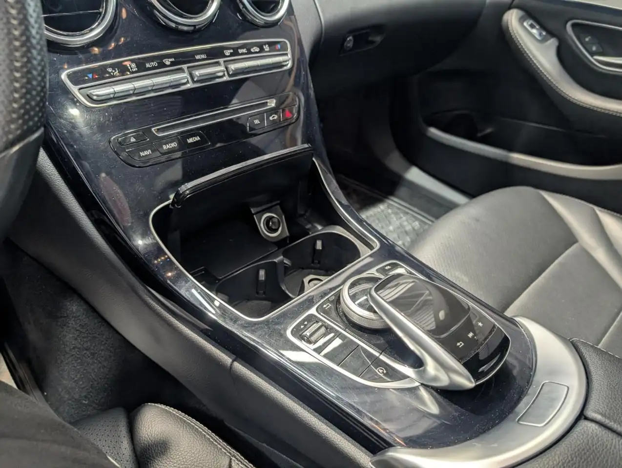 Mercedes-Benz C-Class снимка Mercedes-Benz C-Class