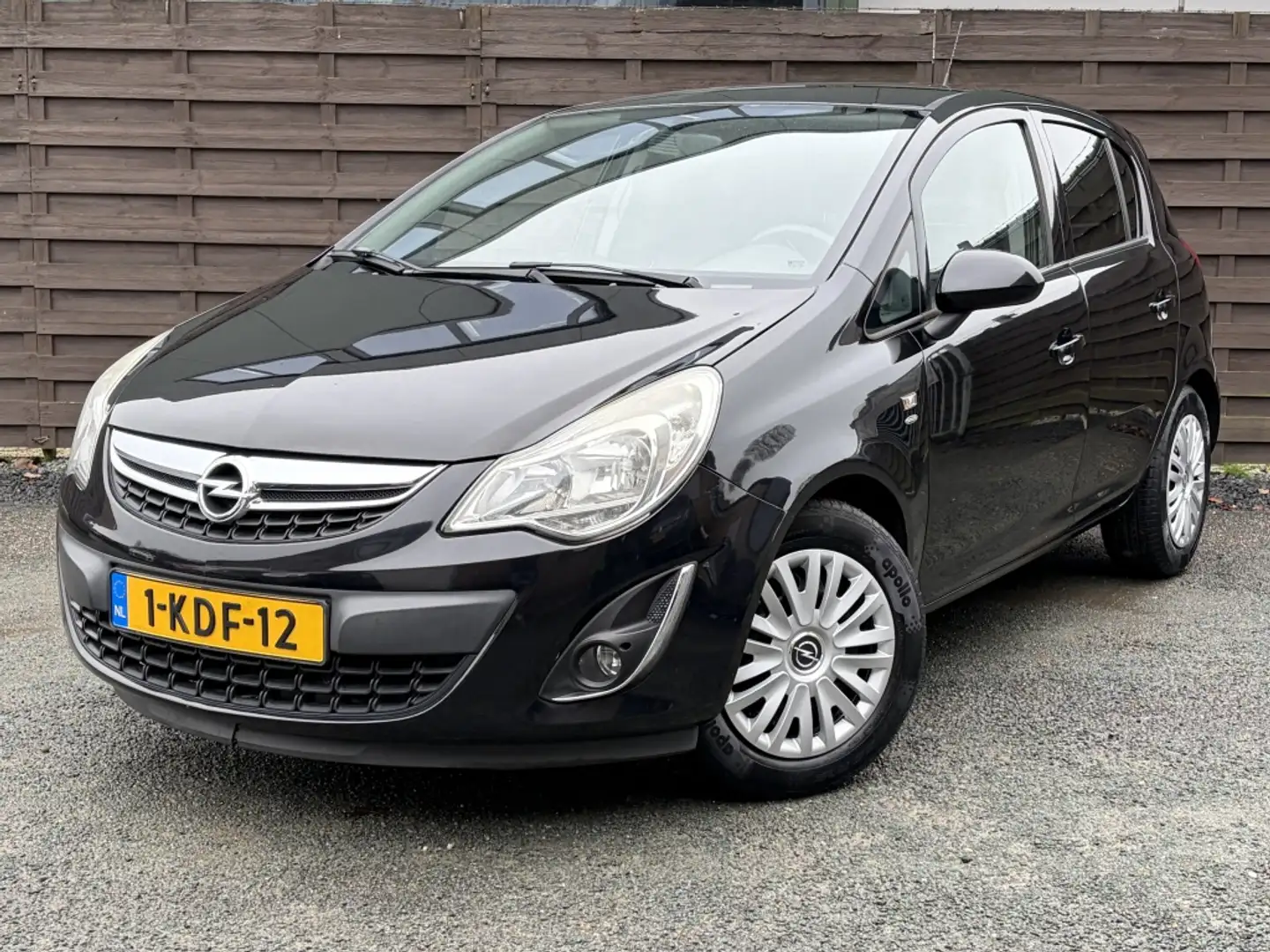 Opel Corsa 1.2-16V 111 Edition / Airco / Nieuwe APK Zwart - 1