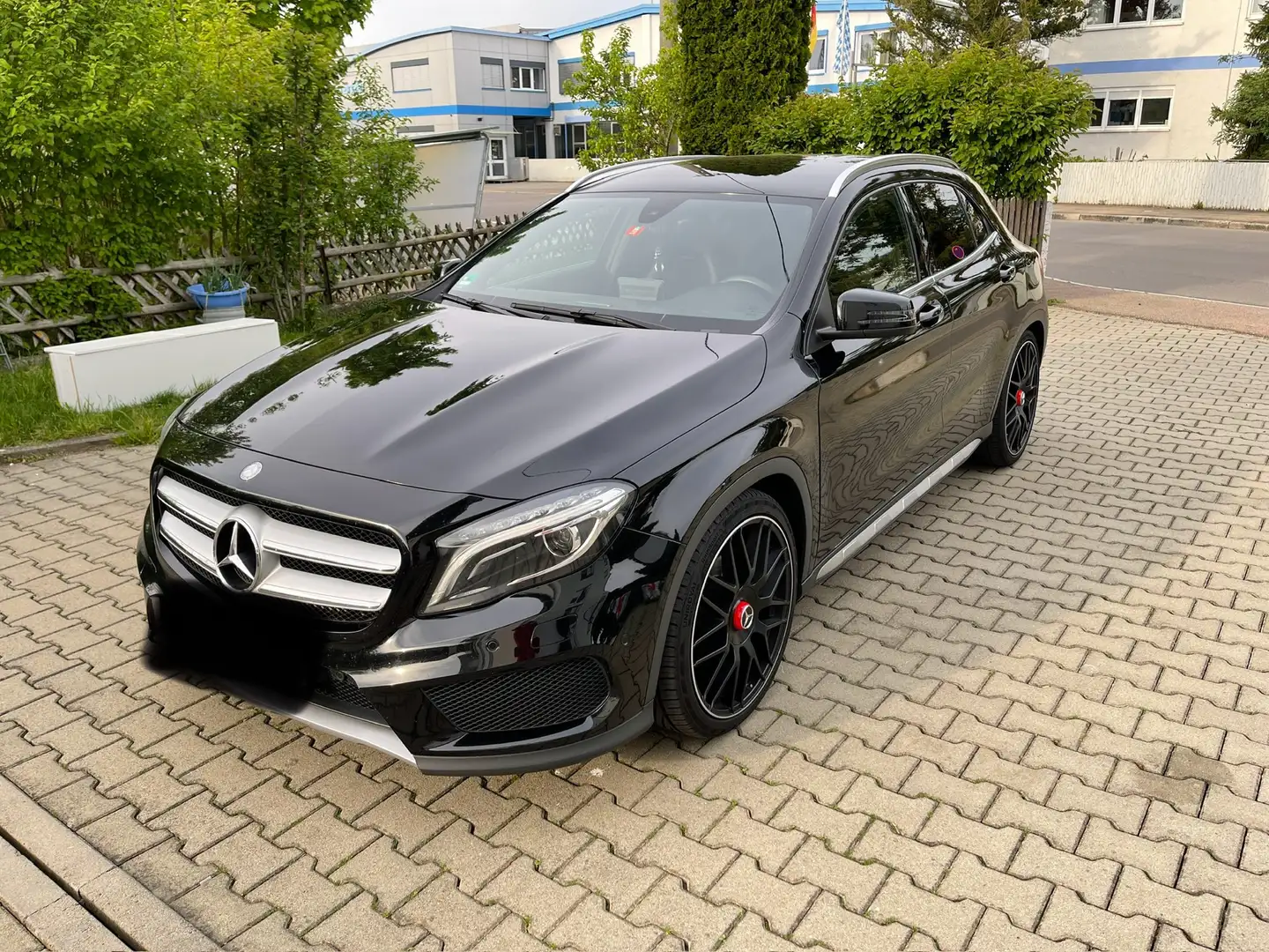 Mercedes-Benz GLA 200 (CDI) d 4Matic 7G-DCT AMG Line Schwarz - 1