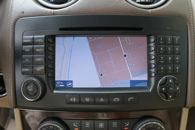 Mercedes-Benz GL view 10