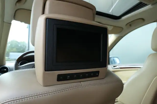 Mercedes-Benz GL view 21