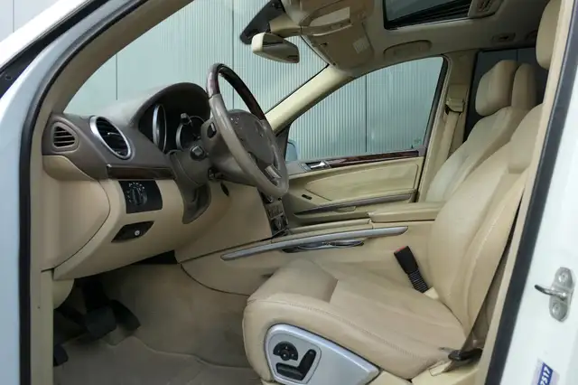 Mercedes-Benz GL view 3
