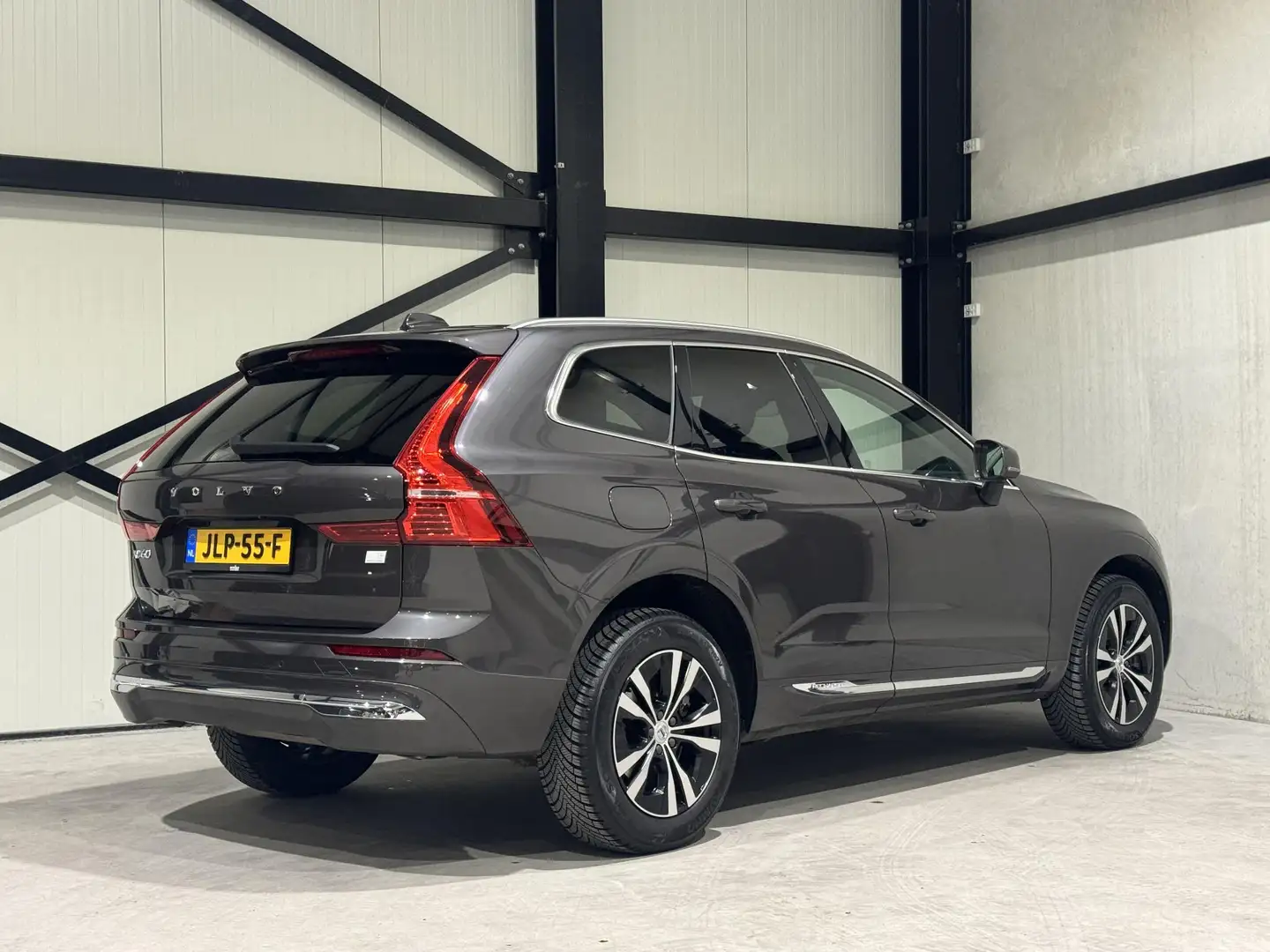Volvo XC60 2.0 Recharge T6 AWD Business | panorama | carplay Grijs - 2