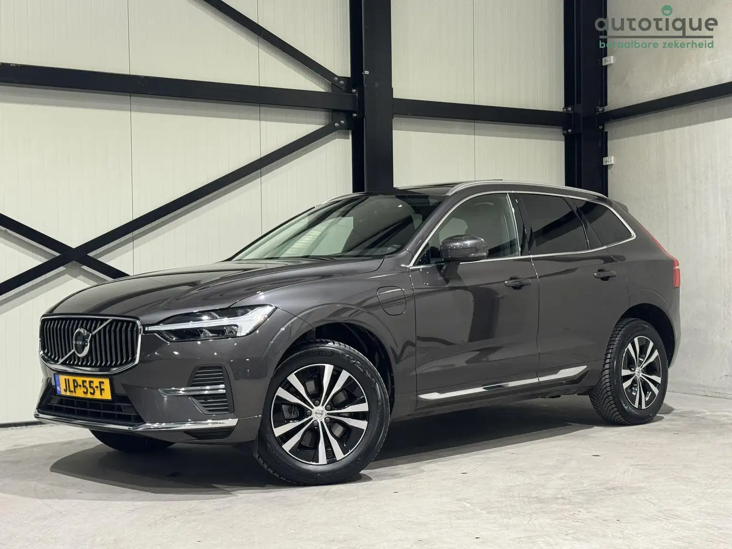 Volvo XC60 2.0 Recharge T6 AWD Business | panorama | carplay Grijs - 1