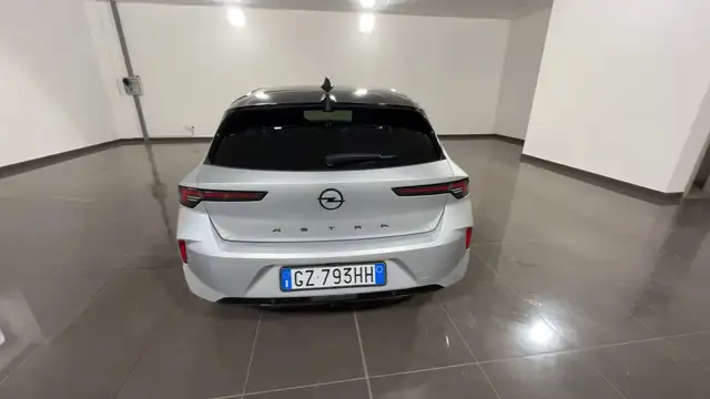 Opel Astra view 5