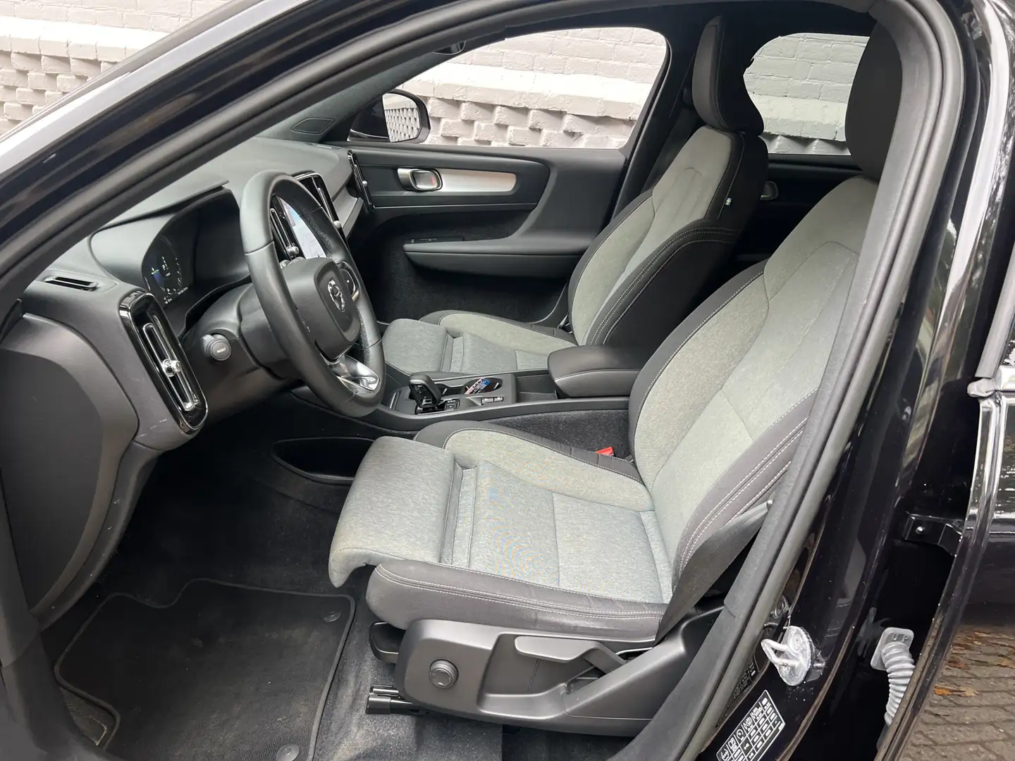 Volvo XC40 1.5 T4 Recharge Core Bright Trekhaak Navigatiesyst Noir - 2