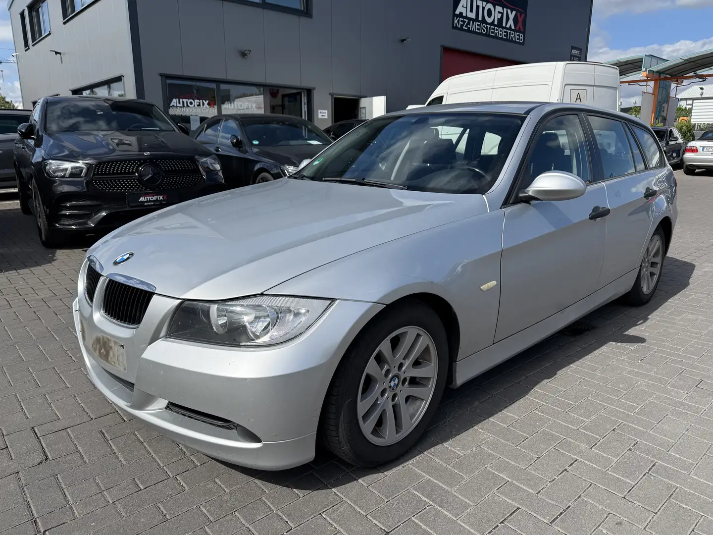 BMW 320 320d - 1