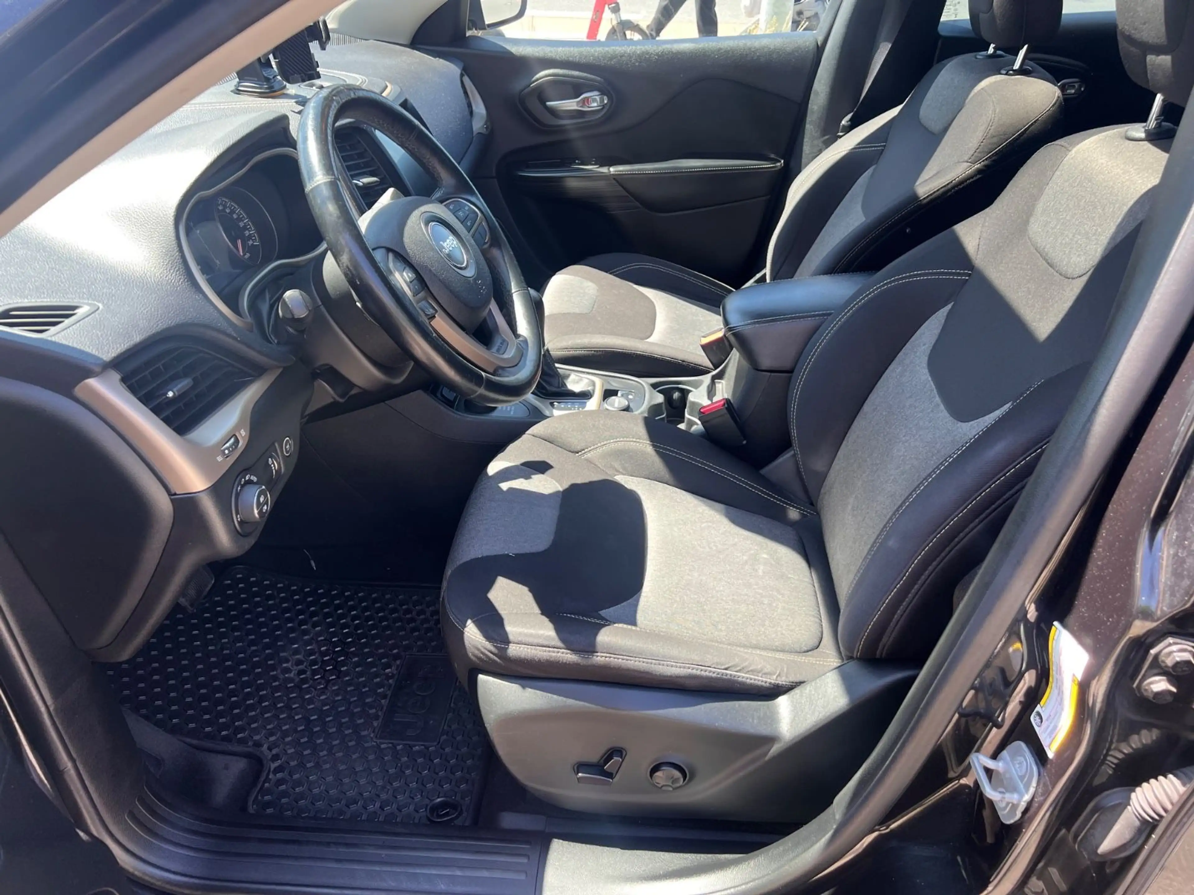 Jeep Cherokee Longitude Automatik 4WD/Navi/SHZ/Pano — photo 6