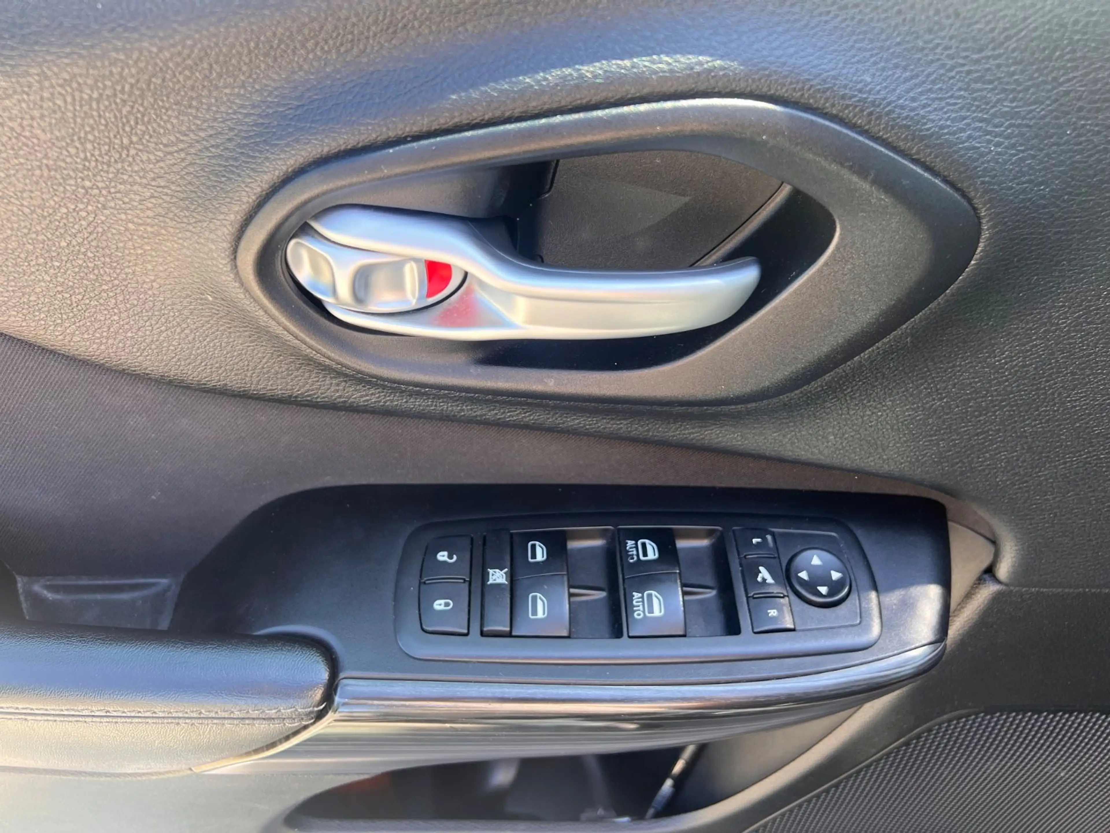 Jeep Cherokee Longitude Automatik 4WD/Navi/SHZ/Pano — photo 10