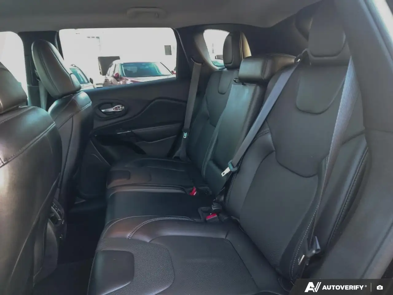 Jeep Cherokee снимка Jeep Cherokee
