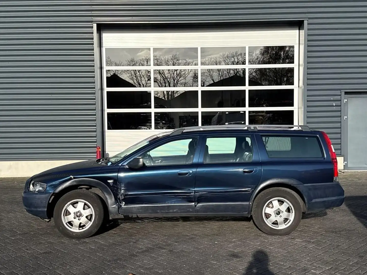Volvo V70 2.4 T Comfort Line, airco, trekhaak Blauw - 2
