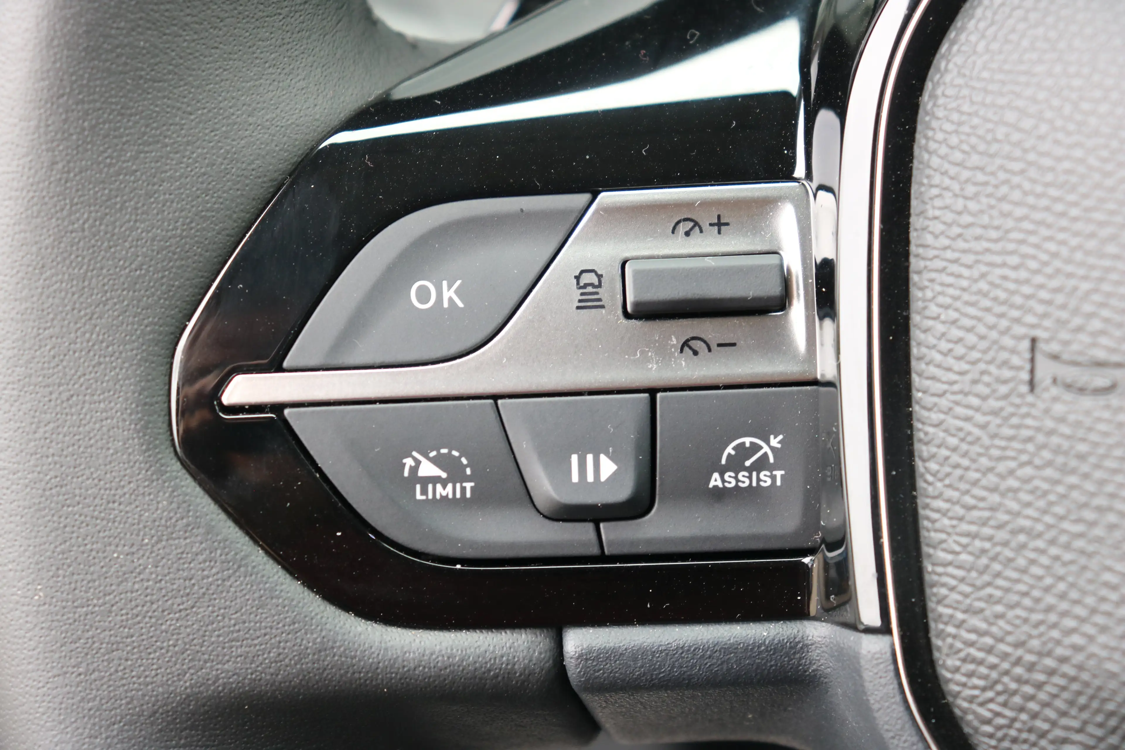 Peugeot 408 1.2 Allure Hybrid 145 | Navi | Stoel en stuurverwa — photo 25