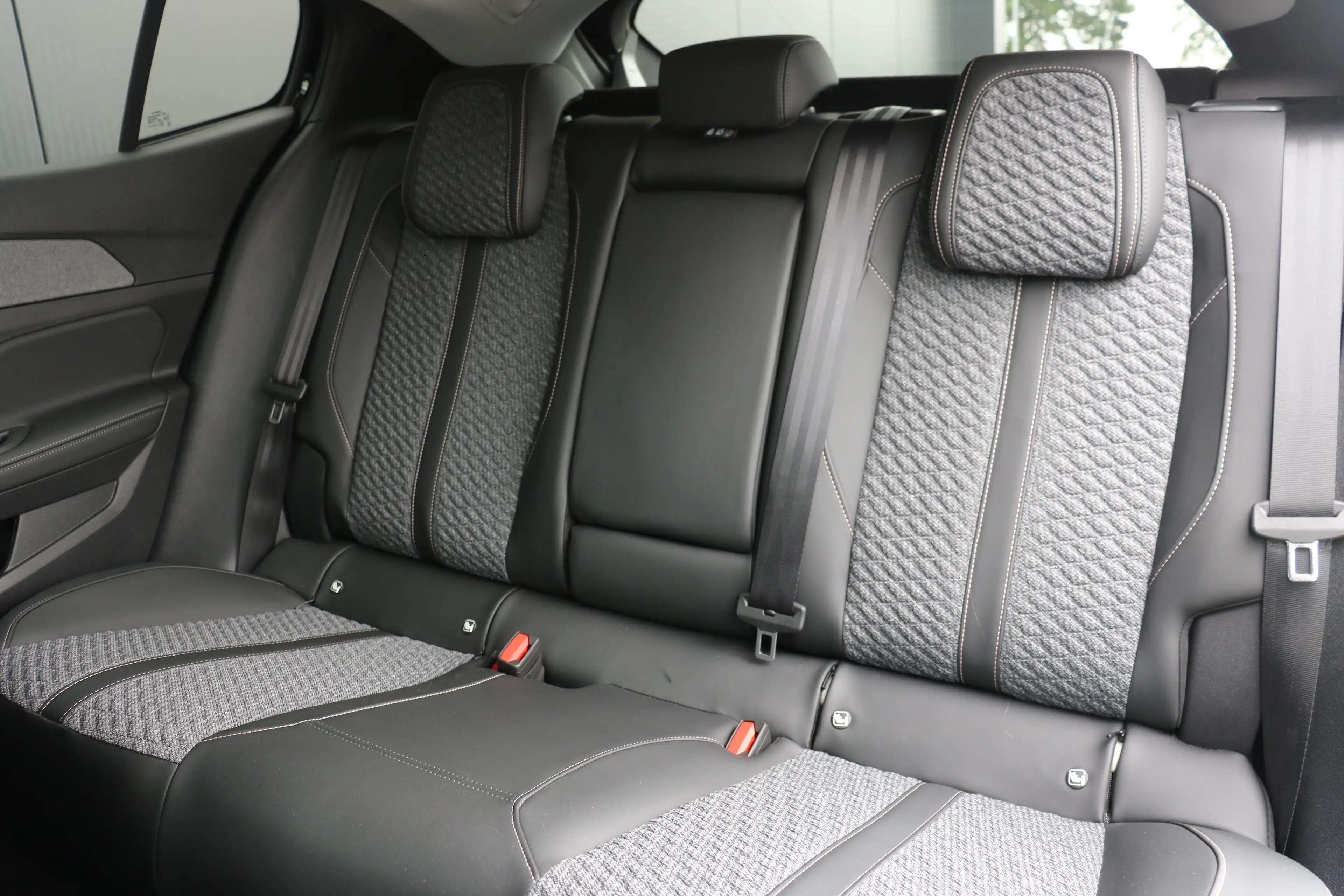 Peugeot 408 1.2 Allure Hybrid 145 | Navi | Stoel en stuurverwa — photo 17