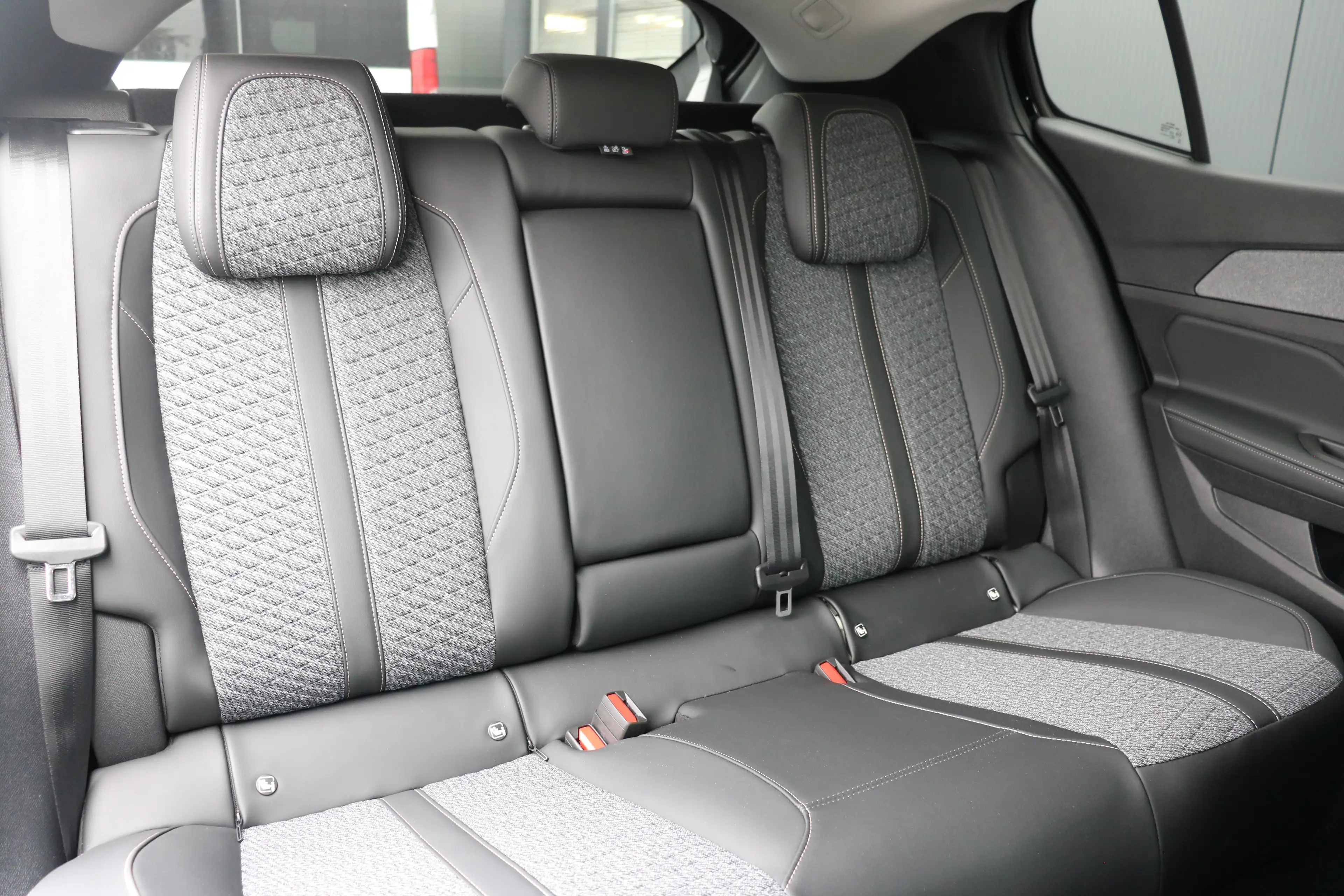 Peugeot 408 1.2 Allure Hybrid 145 | Navi | Stoel en stuurverwa — photo 18