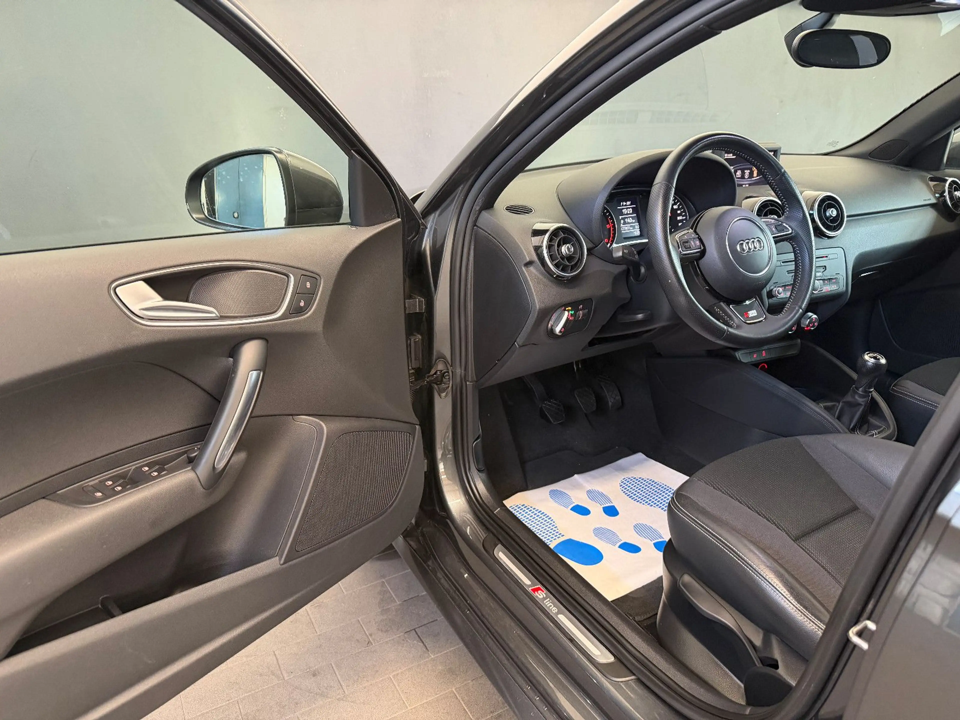 Audi A1 1.6 S-line/Sportpaket/KLIMA/1HAND/TÜV NEU — photo 10
