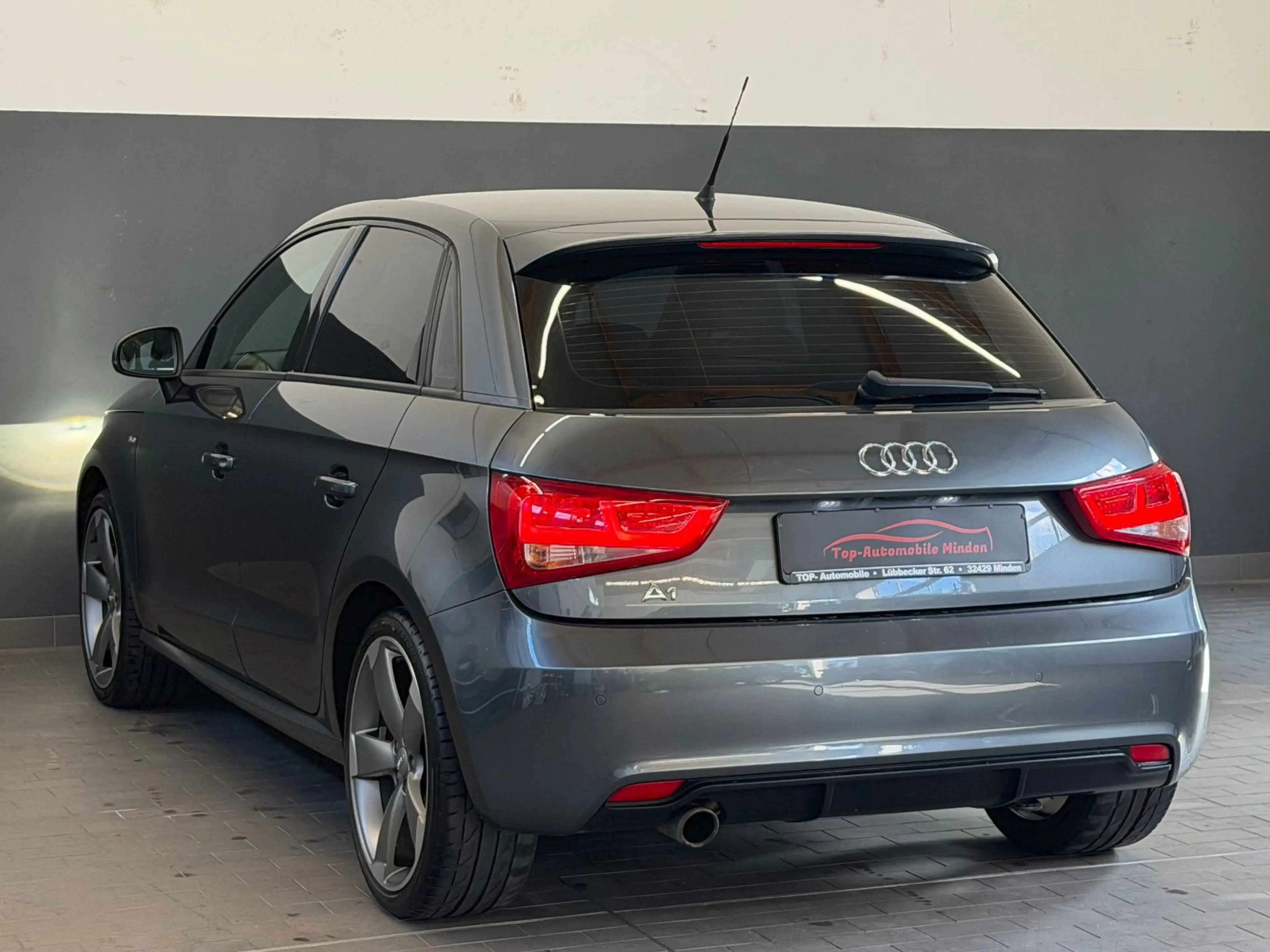 Audi A1 1.6 S-line/Sportpaket/KLIMA/1HAND/TÜV NEU — photo 4